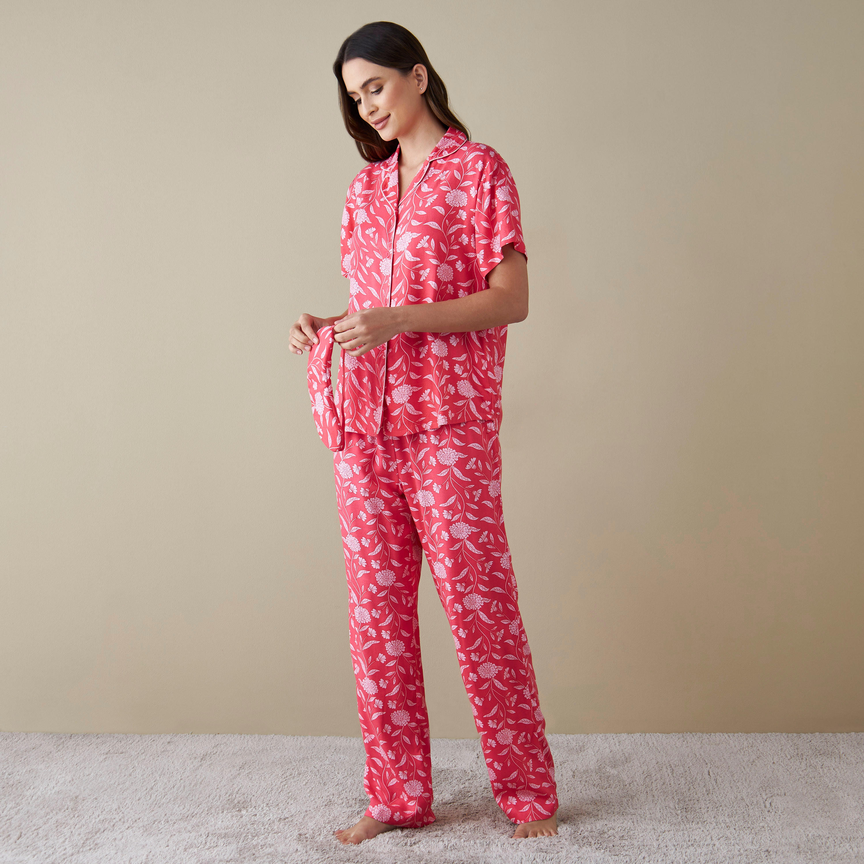 طقم قميص بطبعات وبنطلون بيجاما وقناع عيون-women-clothing-nightwear-pyjamas-longsets-image-1