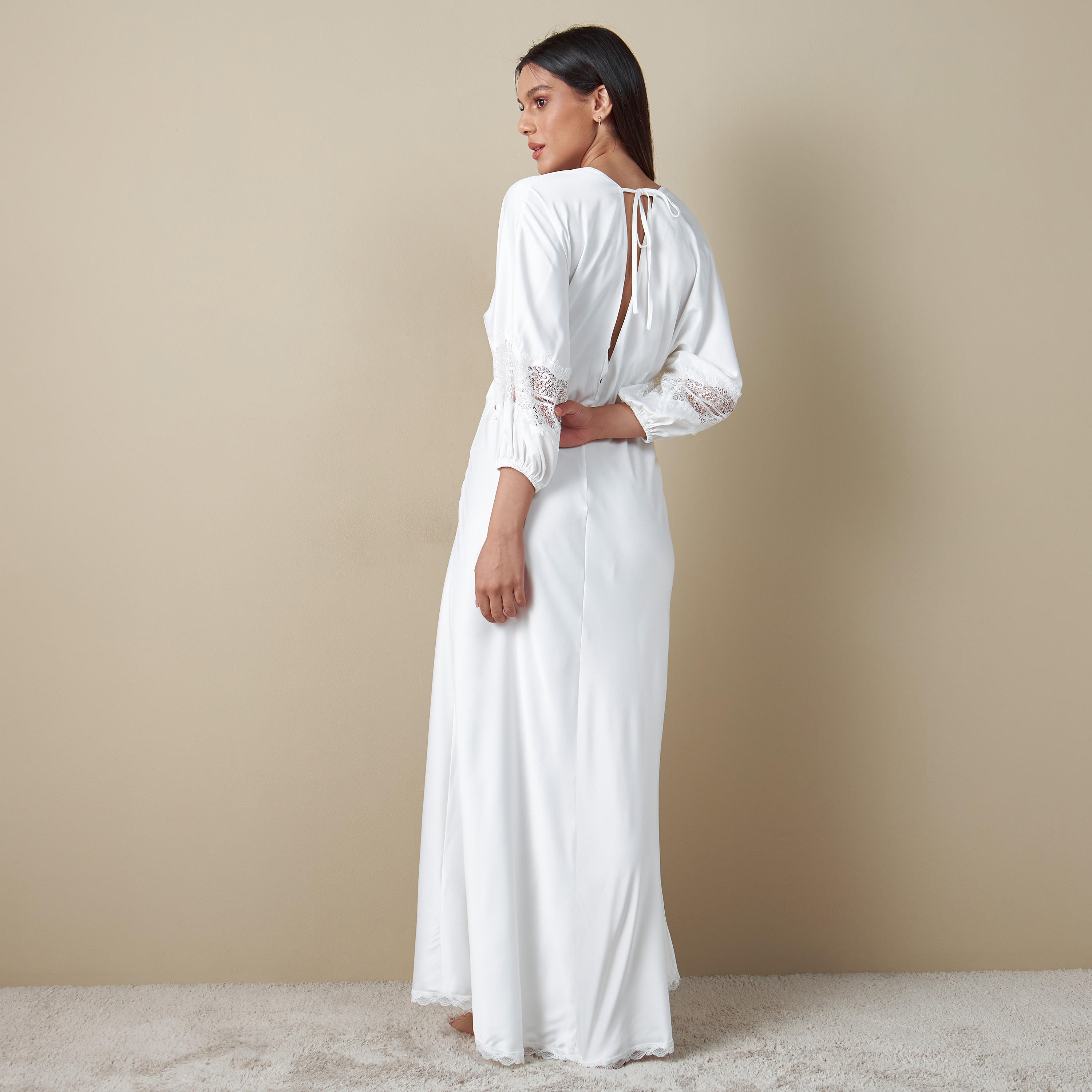 قميص نوم بطبعات أزهار بياقة v وأكمام طويلة وأربطة-women-clothing-nightwear-nighties-image-2