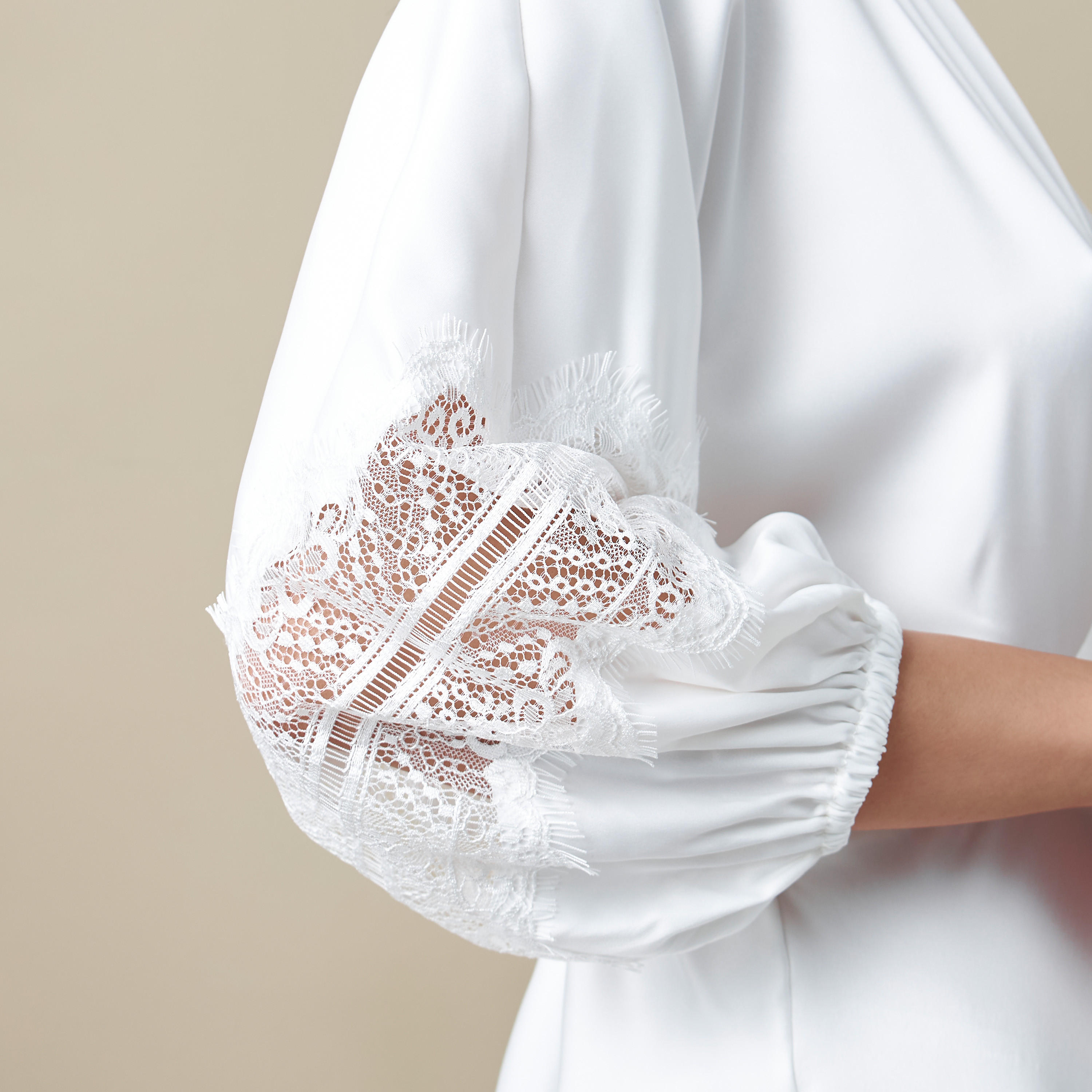 قميص نوم بطبعات أزهار بياقة v وأكمام طويلة وأربطة-women-clothing-nightwear-nighties-image-4