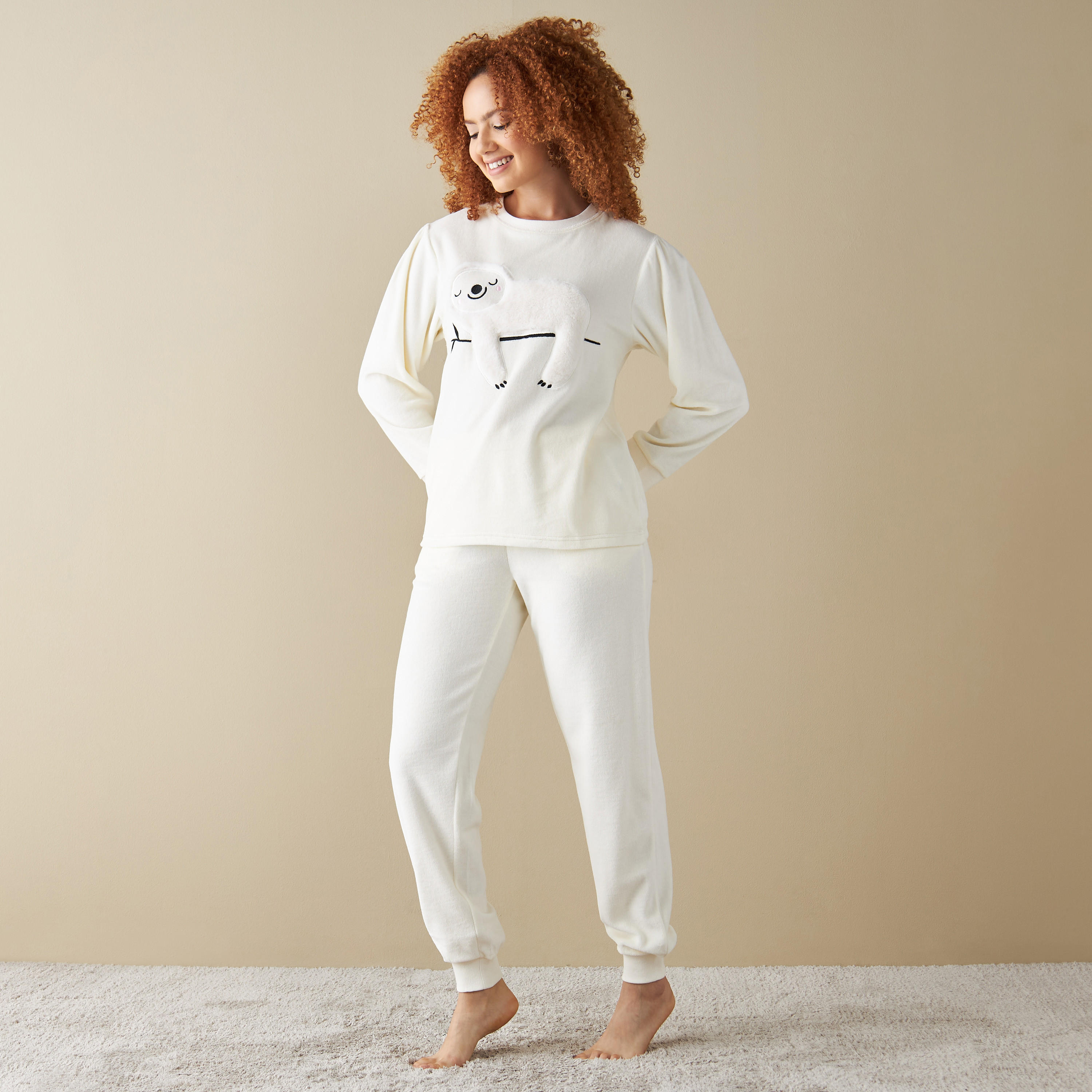 طقم بنطلون بيجاما وتيشيرت بتفاصيل زخارف مخملية-women-clothing-nightwear-pyjamas-longsets-image-1