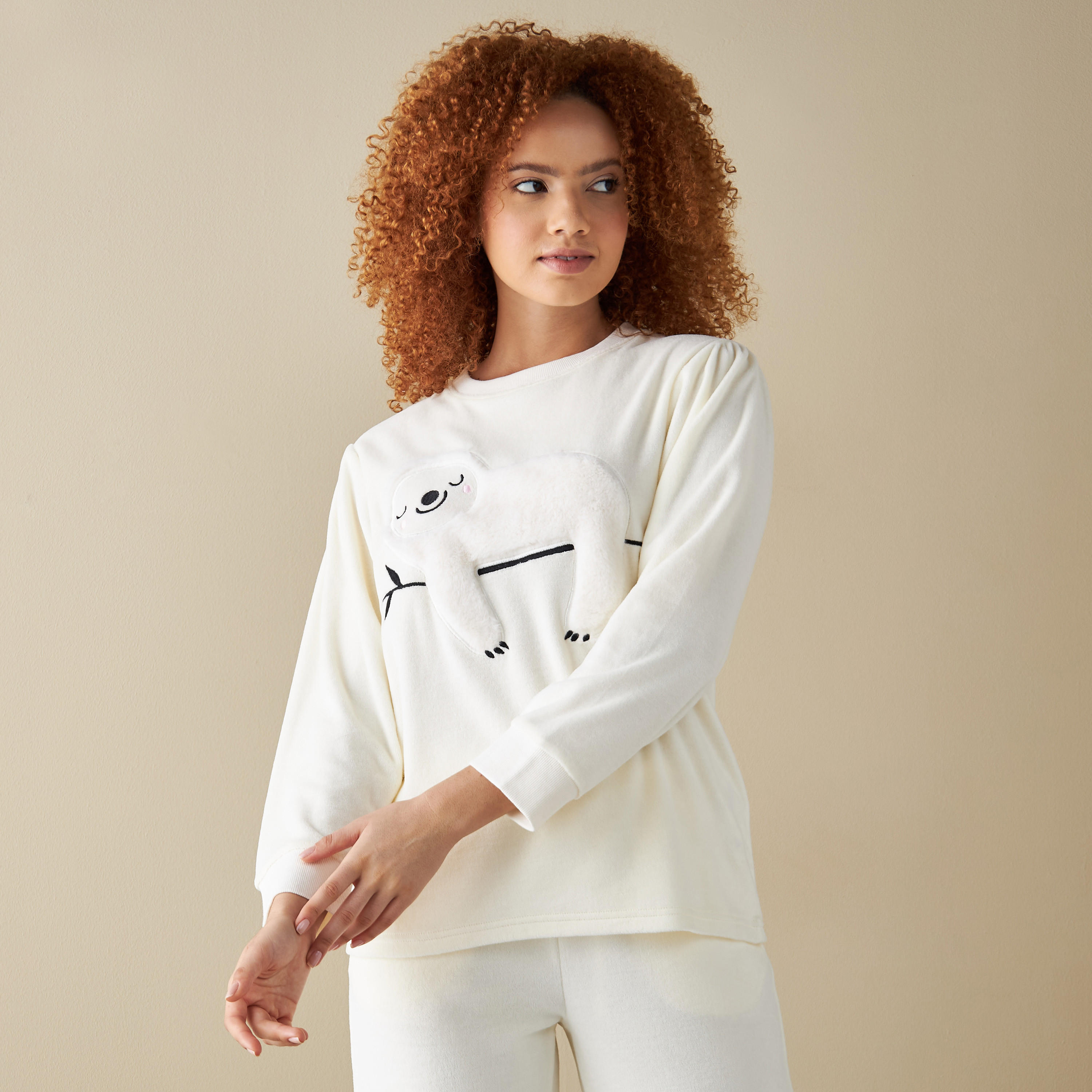 طقم بنطلون بيجاما وتيشيرت بتفاصيل زخارف مخملية-women-clothing-nightwear-pyjamas-longsets-image-2