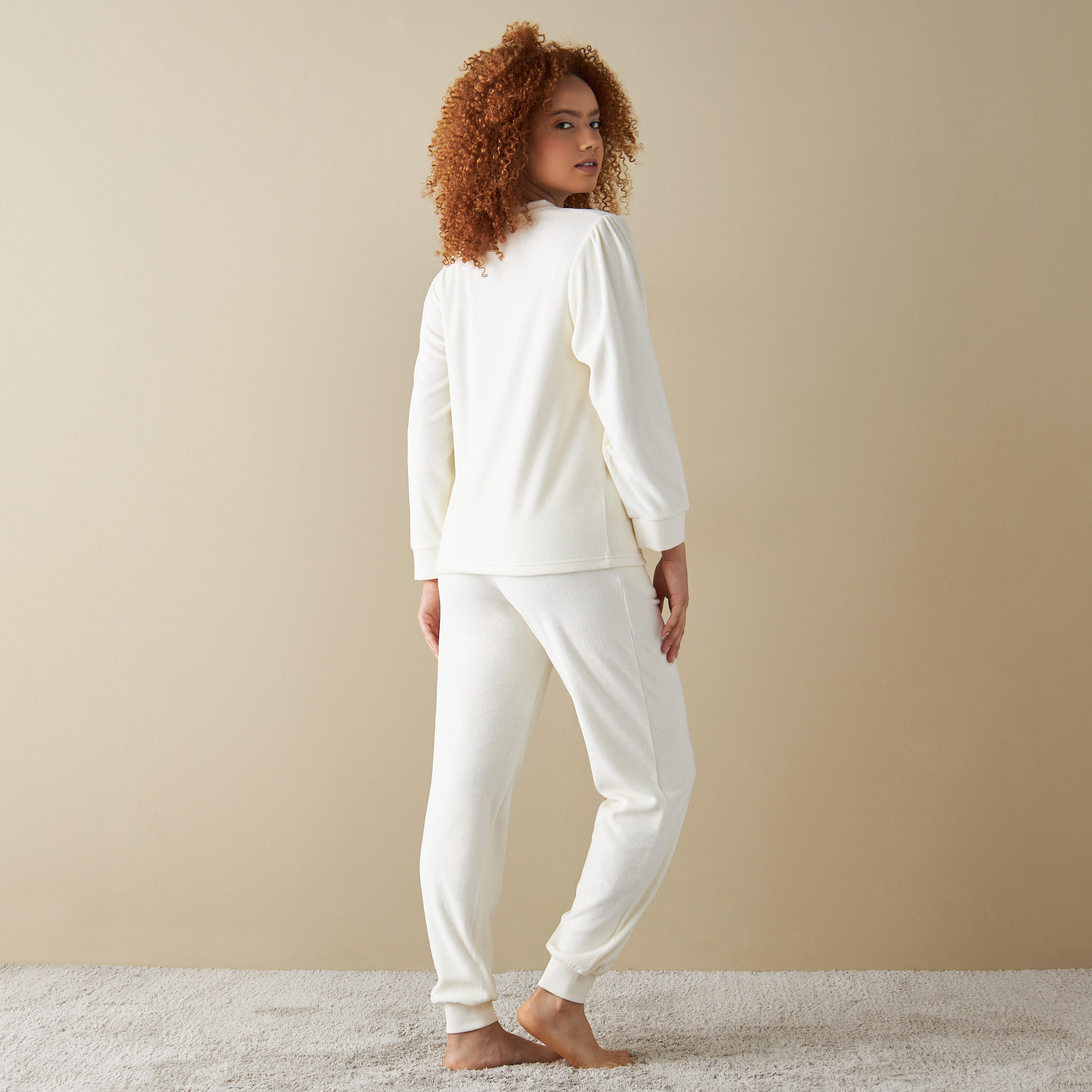 طقم بنطلون بيجاما وتيشيرت بتفاصيل زخارف مخملية-women-clothing-nightwear-pyjamas-longsets-image-3