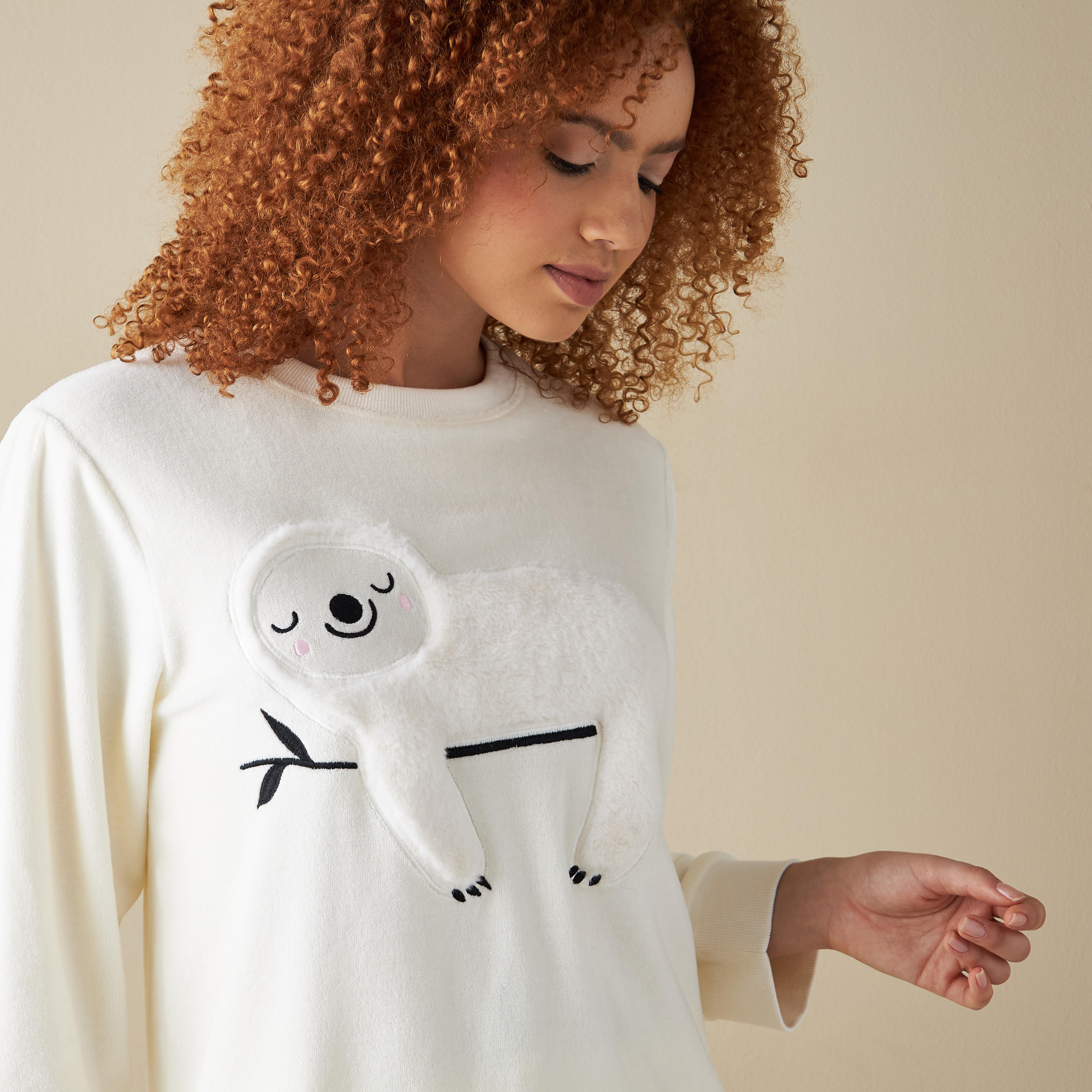 طقم بنطلون بيجاما وتيشيرت بتفاصيل زخارف مخملية-women-clothing-nightwear-pyjamas-longsets-image-5