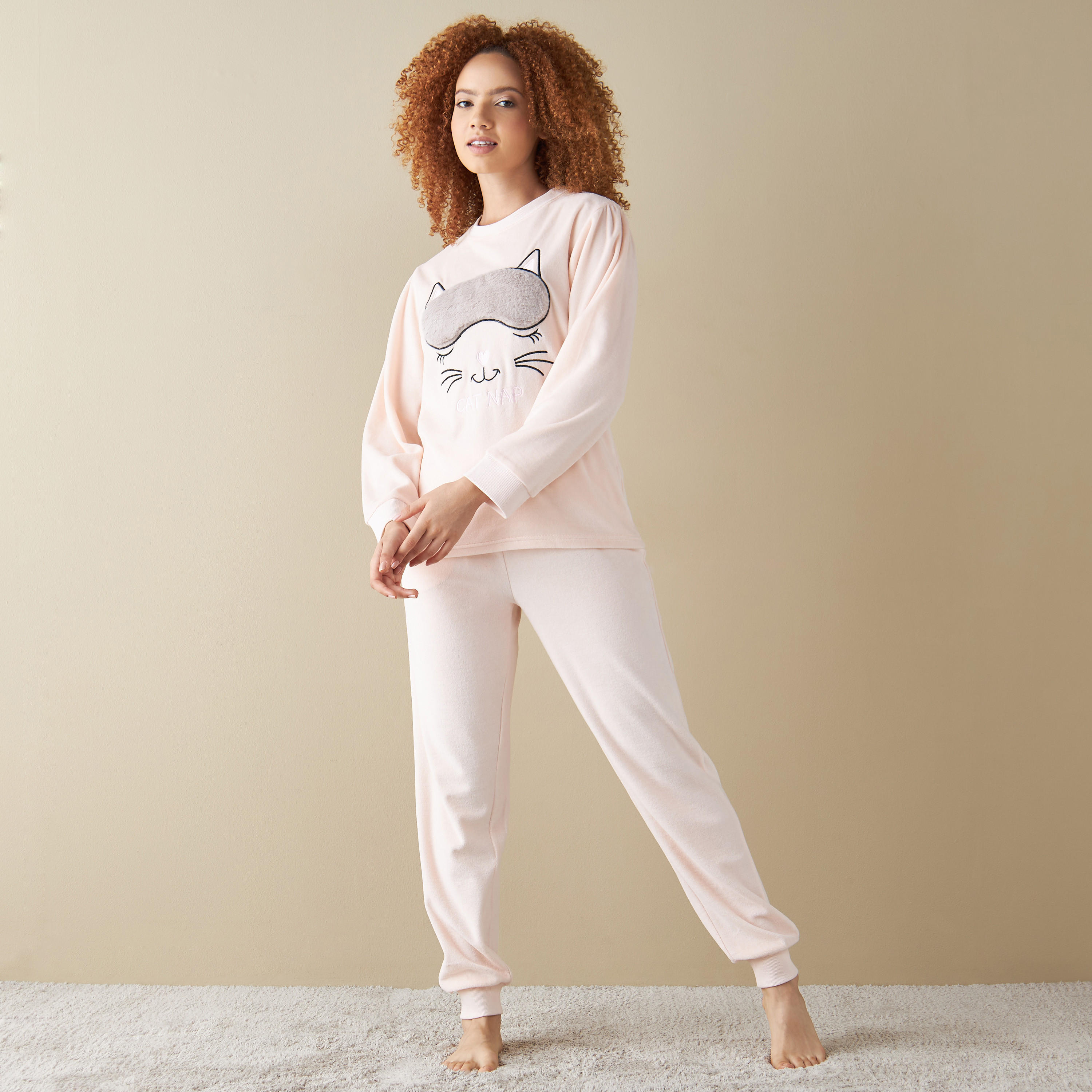 طقم بنطلون بيجاما وتيشيرت بتفاصيل زخارف مخملية-women-clothing-nightwear-pyjamas-longsets-image-6