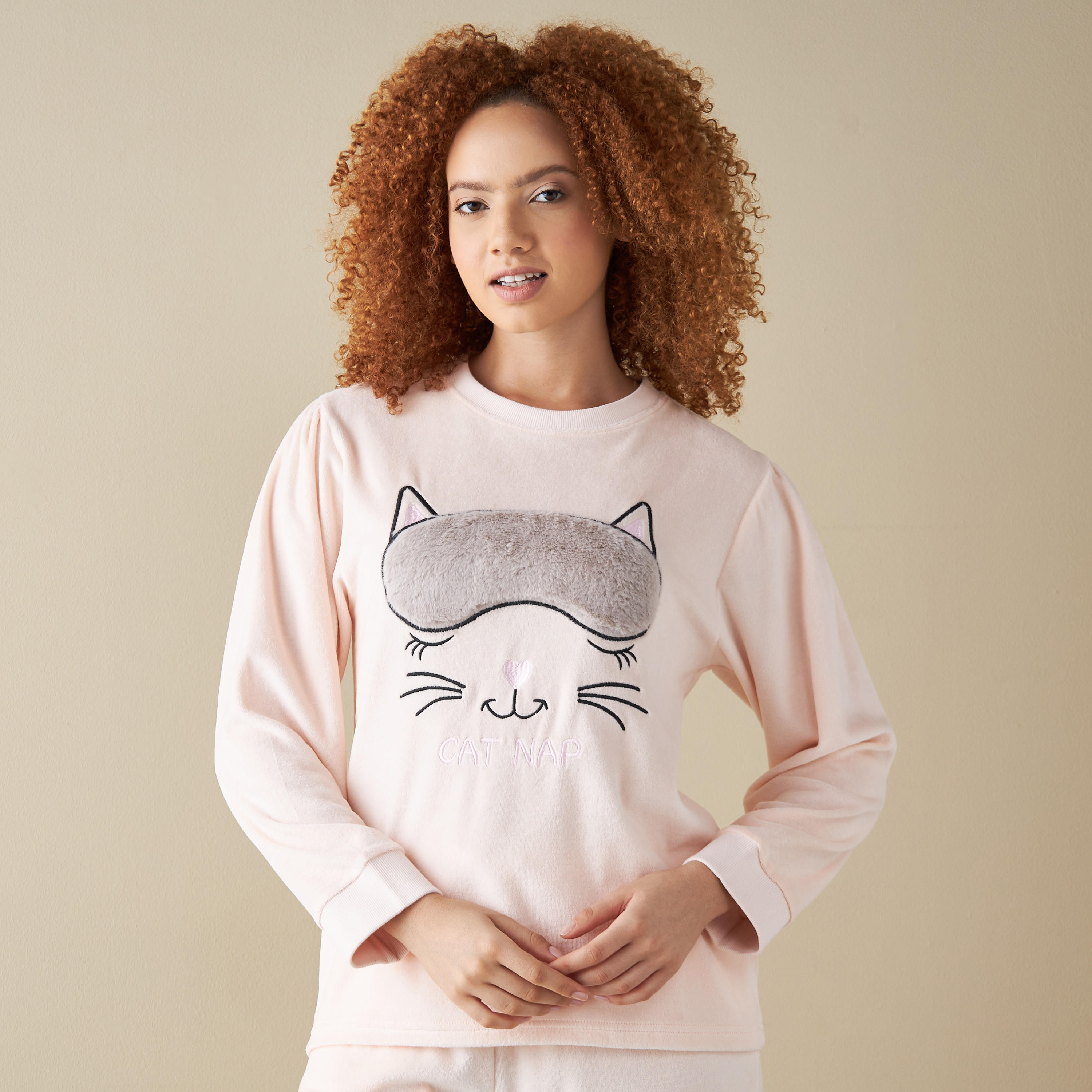 طقم بنطلون بيجاما وتيشيرت بتفاصيل زخارف مخملية-women-clothing-nightwear-pyjamas-longsets-image-7