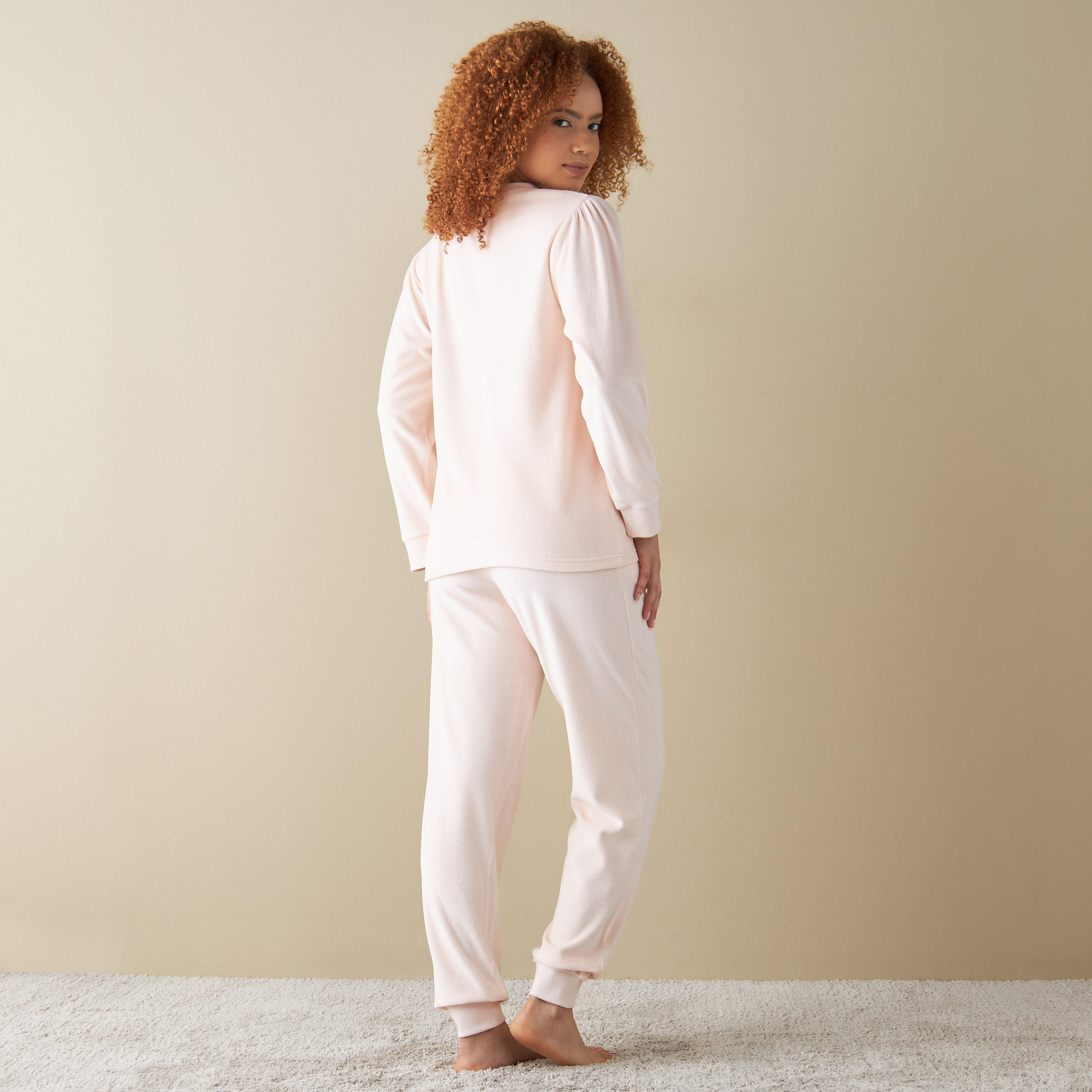 طقم بنطلون بيجاما وتيشيرت بتفاصيل زخارف مخملية-women-clothing-nightwear-pyjamas-longsets-image-8