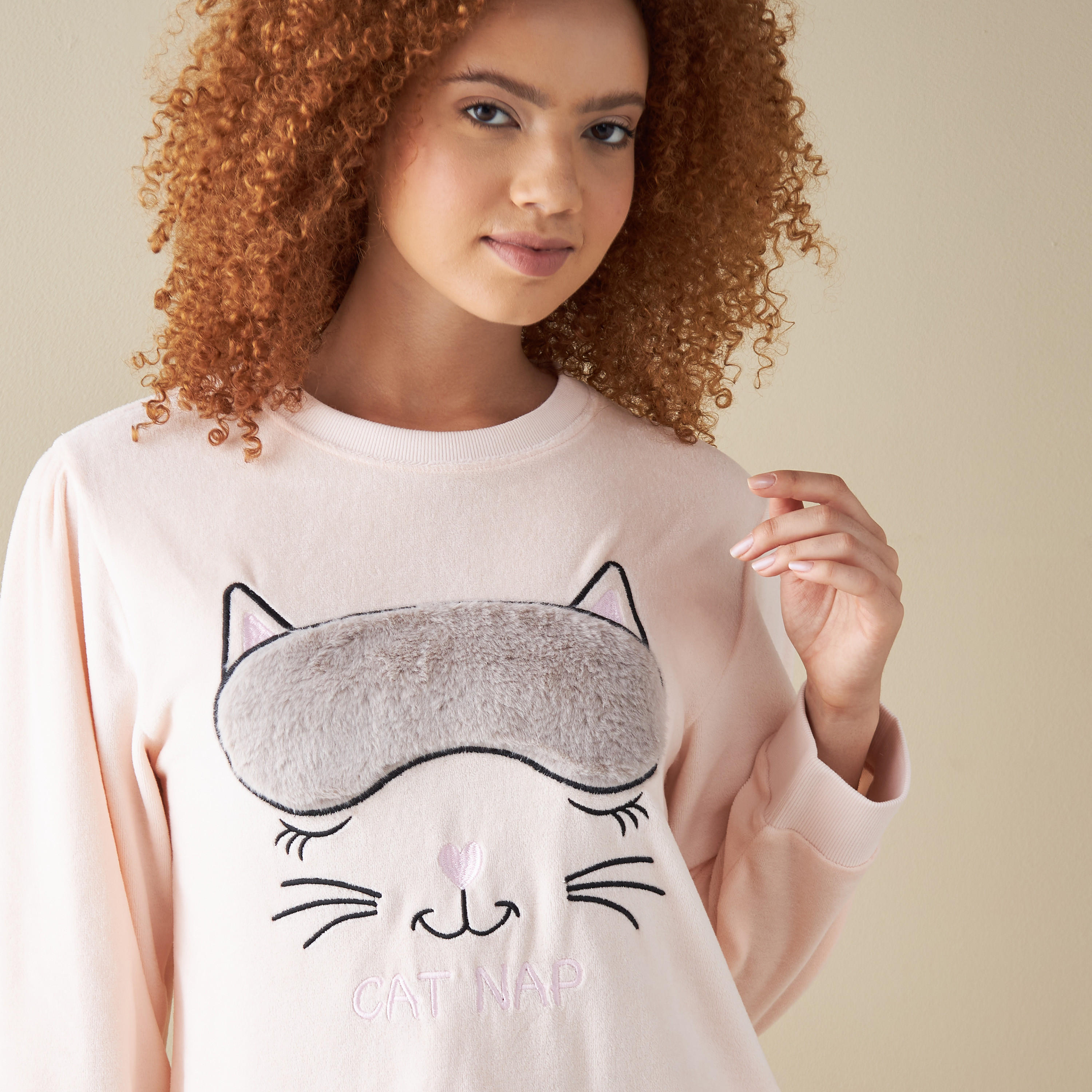 طقم بنطلون بيجاما وتيشيرت بتفاصيل زخارف مخملية-women-clothing-nightwear-pyjamas-longsets-image-10