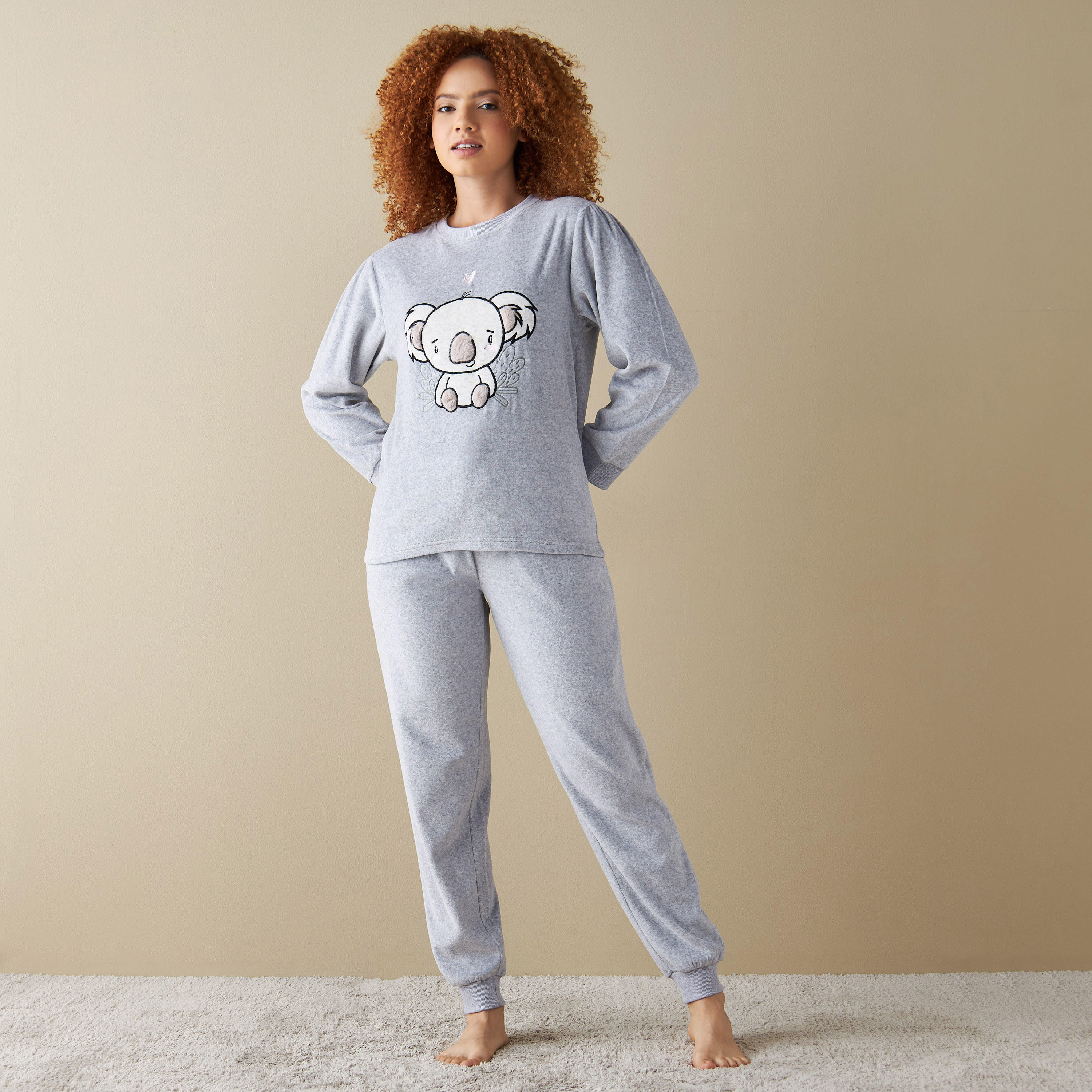 طقم بنطلون بيجاما وتيشيرت بتفاصيل زخارف مخملية-women-clothing-nightwear-pyjamas-longsets-image-11