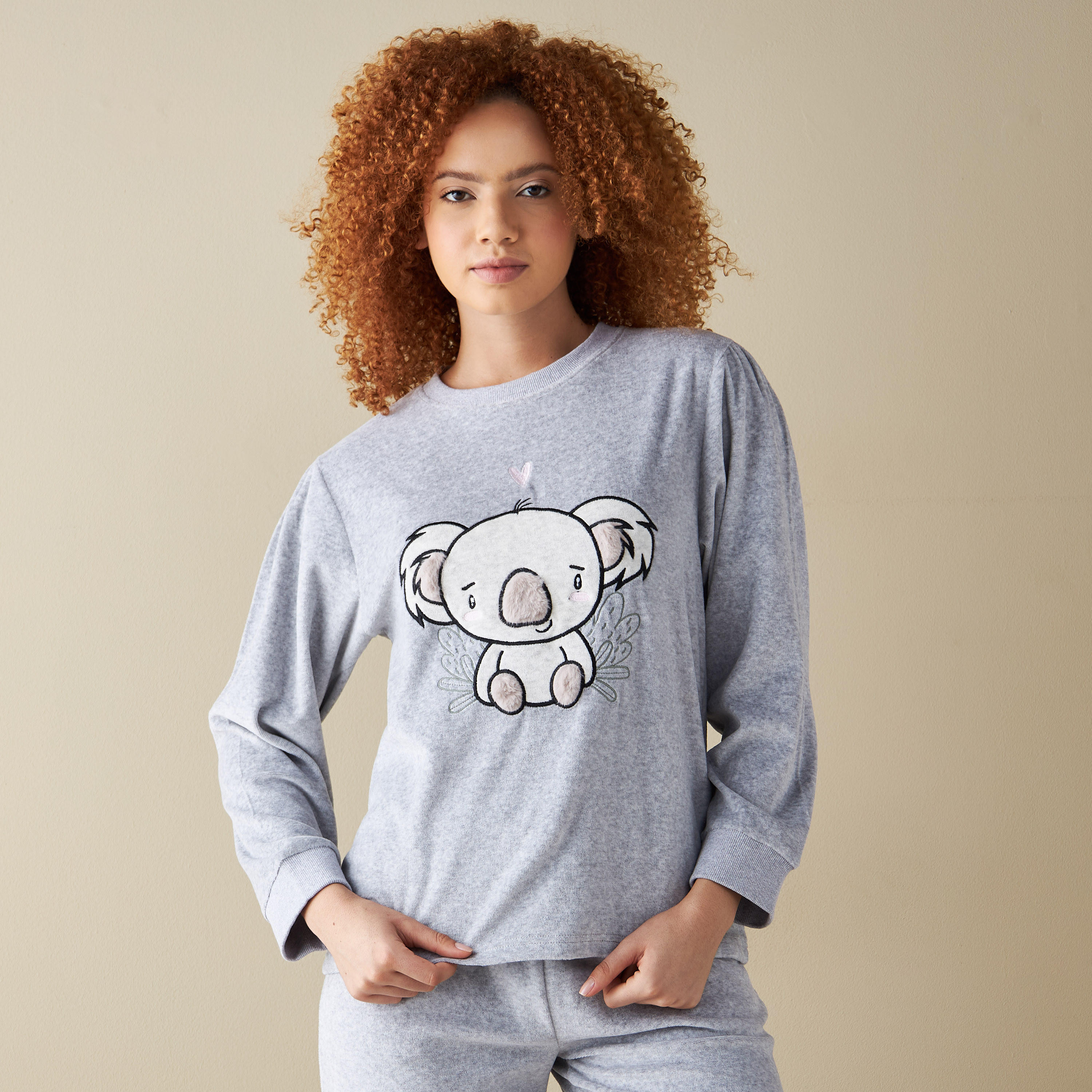 طقم بنطلون بيجاما وتيشيرت بتفاصيل زخارف مخملية-women-clothing-nightwear-pyjamas-longsets-image-12