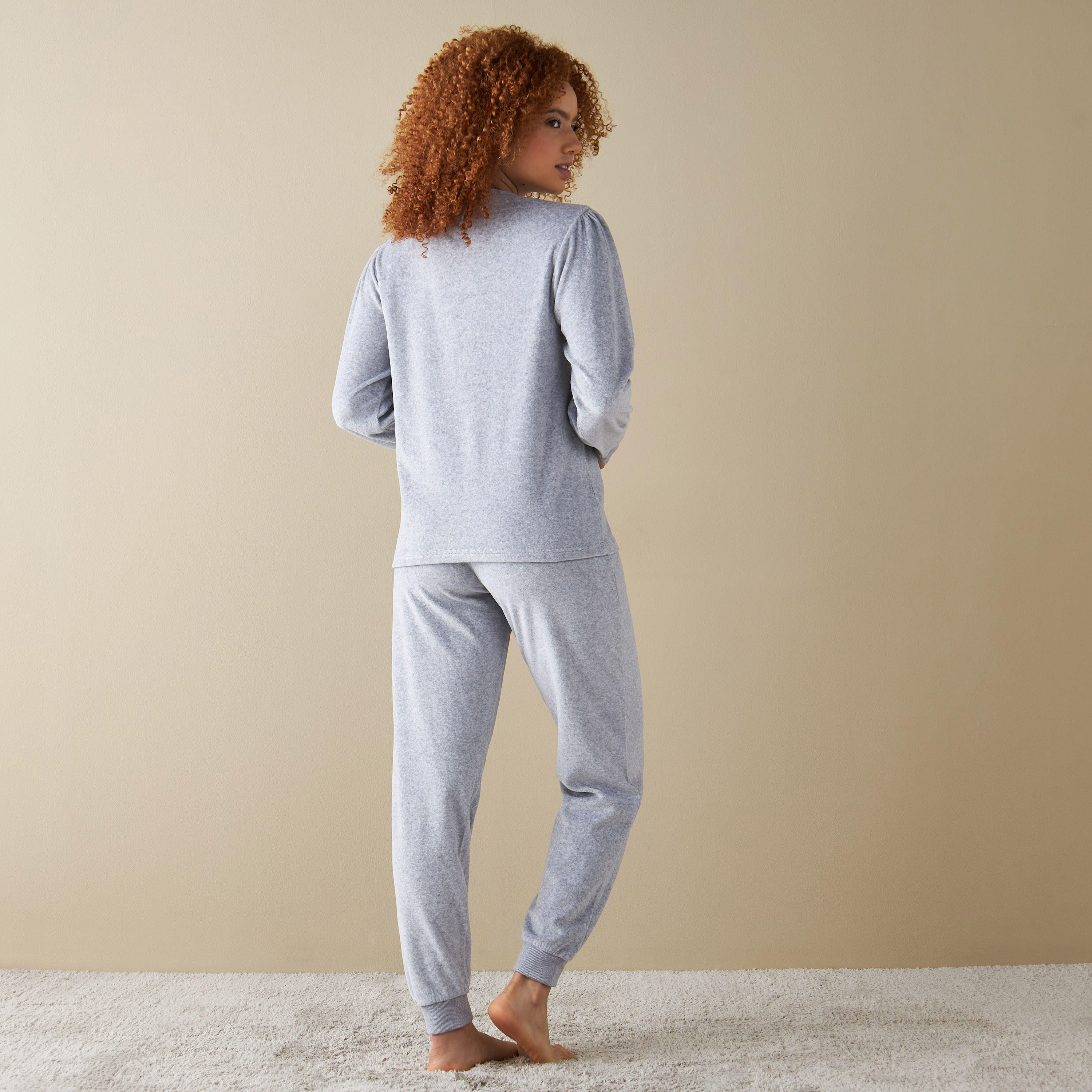 طقم بنطلون بيجاما وتيشيرت بتفاصيل زخارف مخملية-women-clothing-nightwear-pyjamas-longsets-image-13