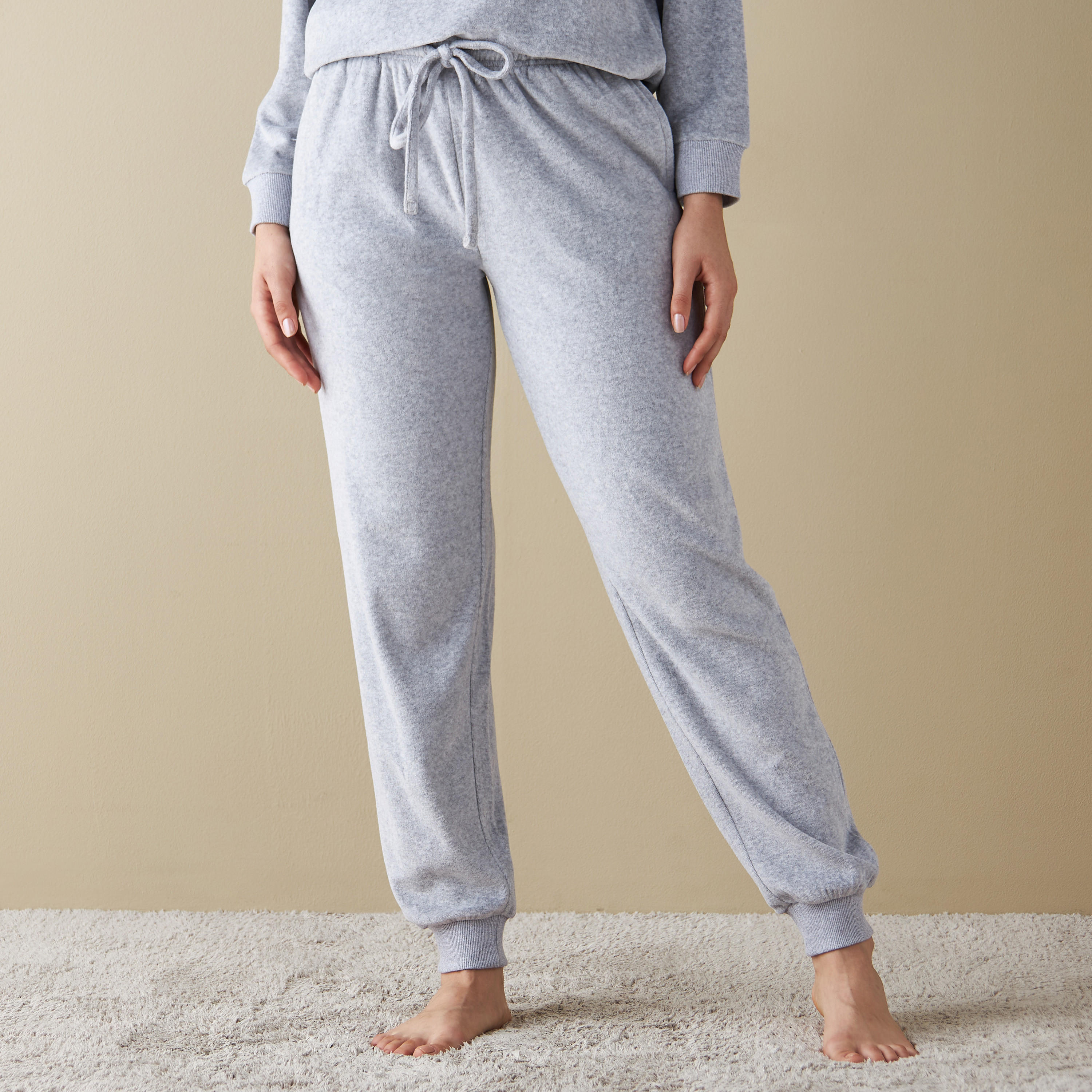 طقم بنطلون بيجاما وتيشيرت بتفاصيل زخارف مخملية-women-clothing-nightwear-pyjamas-longsets-image-14