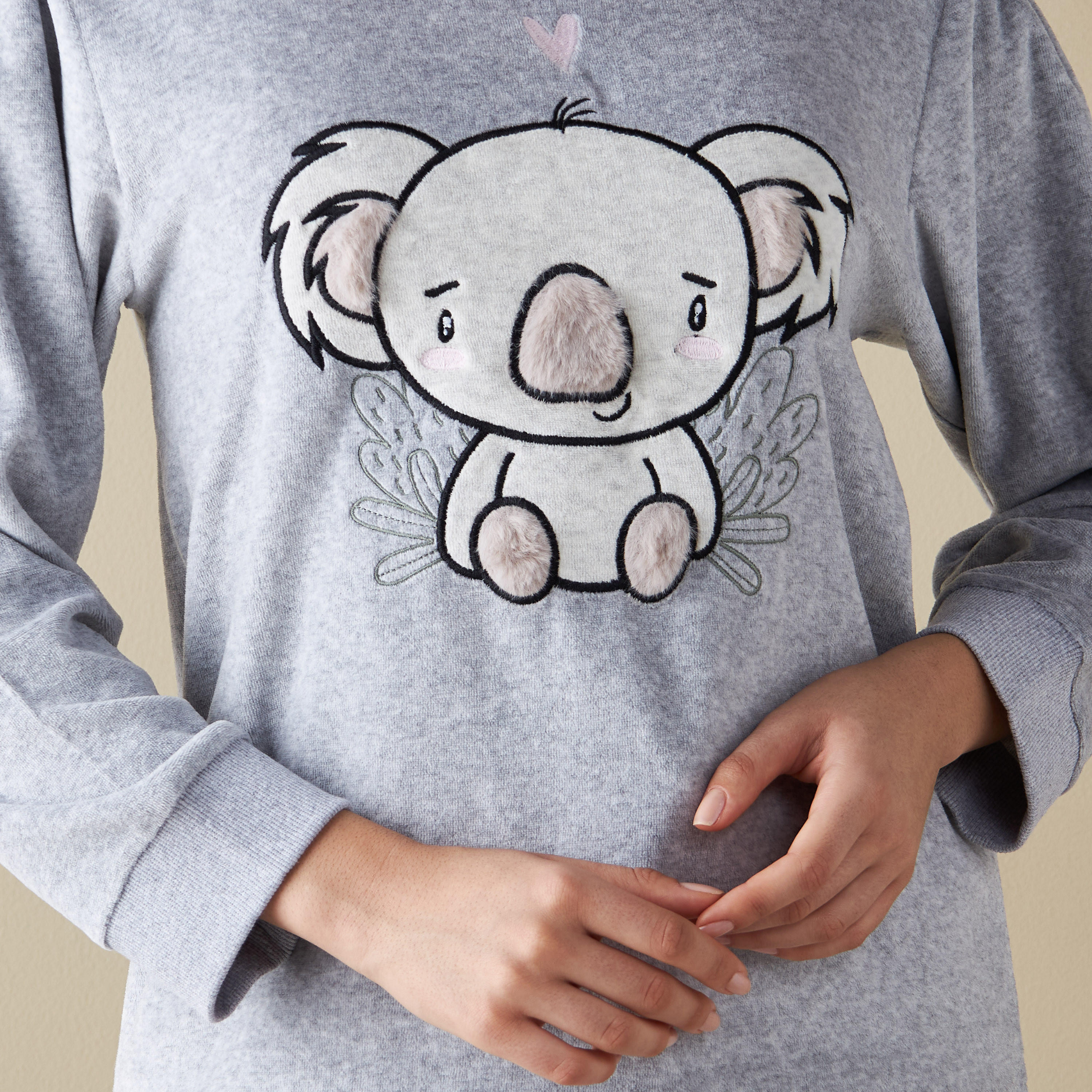 طقم بنطلون بيجاما وتيشيرت بتفاصيل زخارف مخملية-women-clothing-nightwear-pyjamas-longsets-image-15