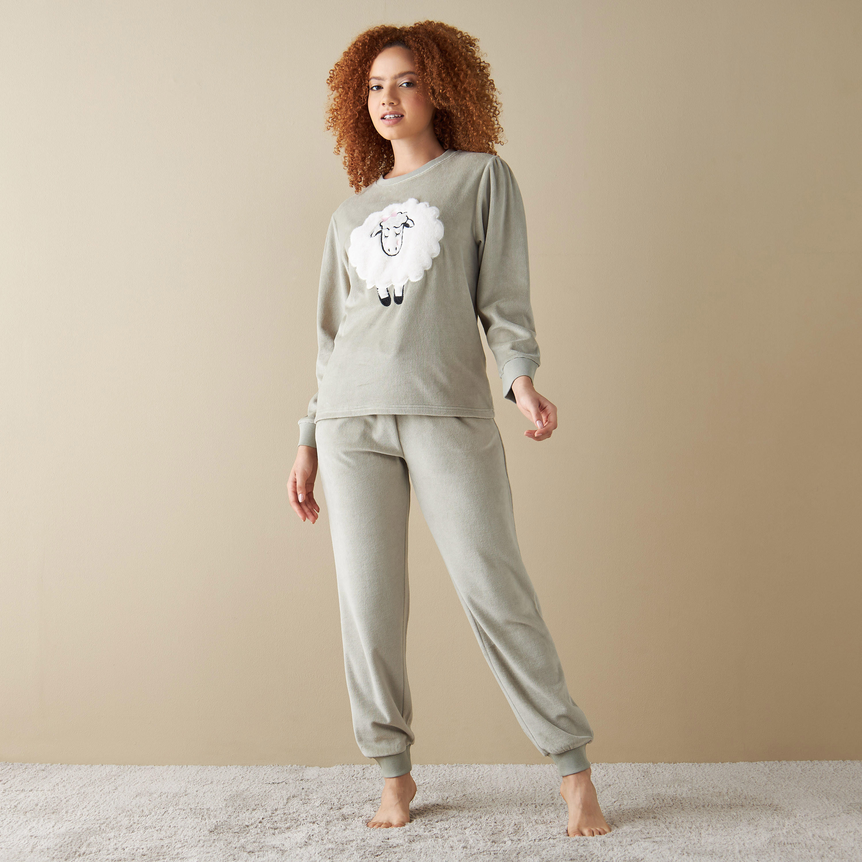 طقم بنطلون بيجاما وتيشيرت بتفاصيل زخارف مخملية-women-clothing-nightwear-pyjamas-longsets-image-16
