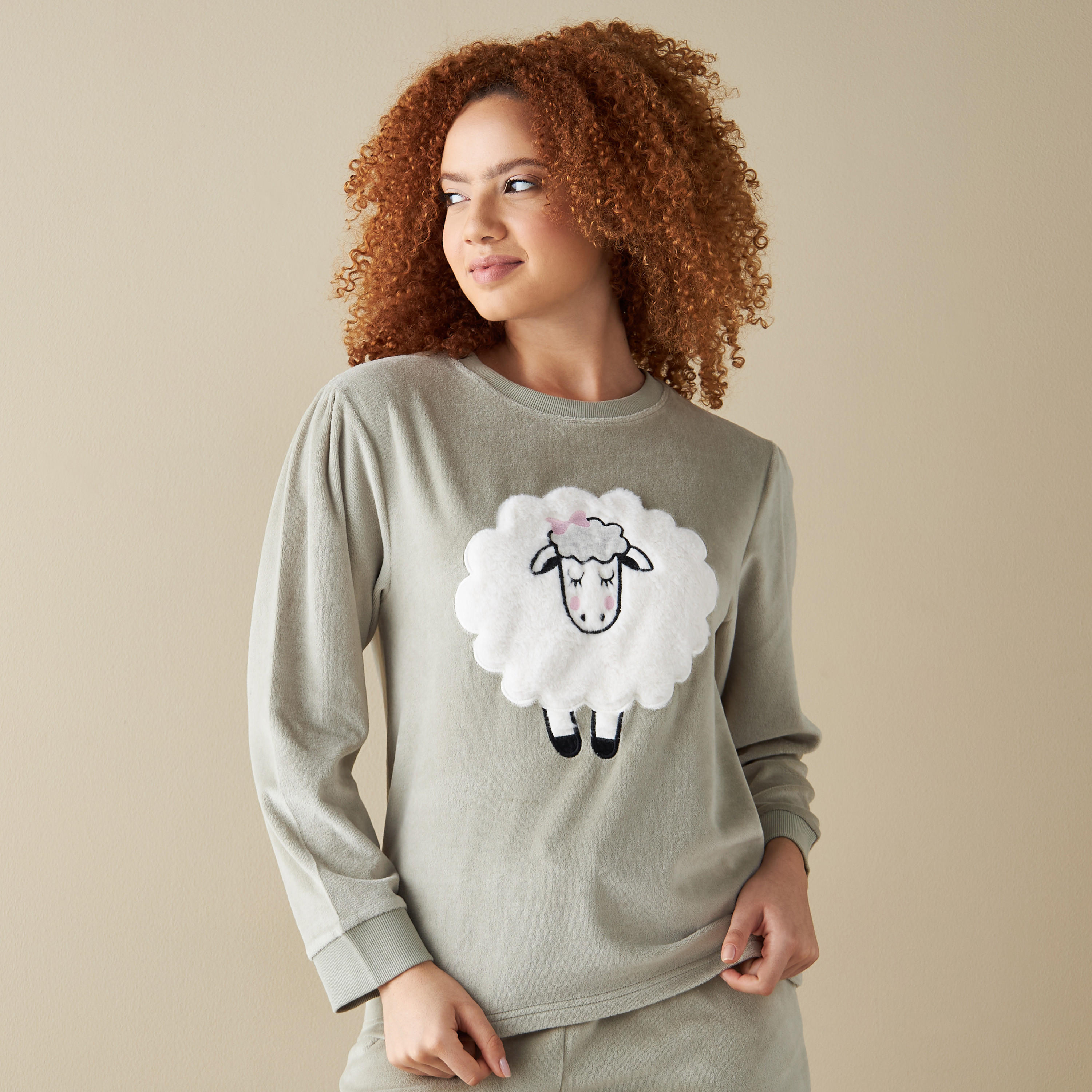 طقم بنطلون بيجاما وتيشيرت بتفاصيل زخارف مخملية-women-clothing-nightwear-pyjamas-longsets-image-17