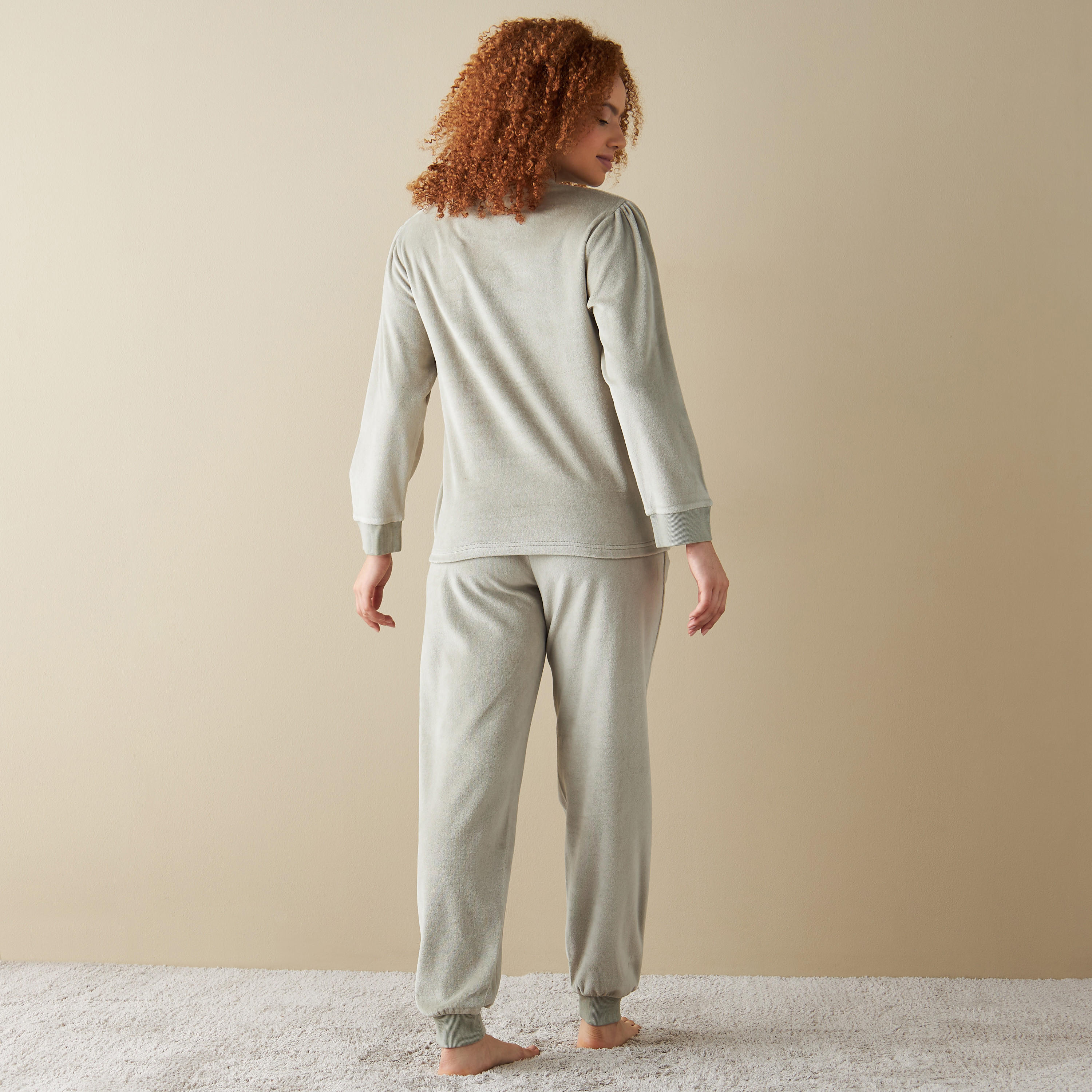 طقم بنطلون بيجاما وتيشيرت بتفاصيل زخارف مخملية-women-clothing-nightwear-pyjamas-longsets-image-18