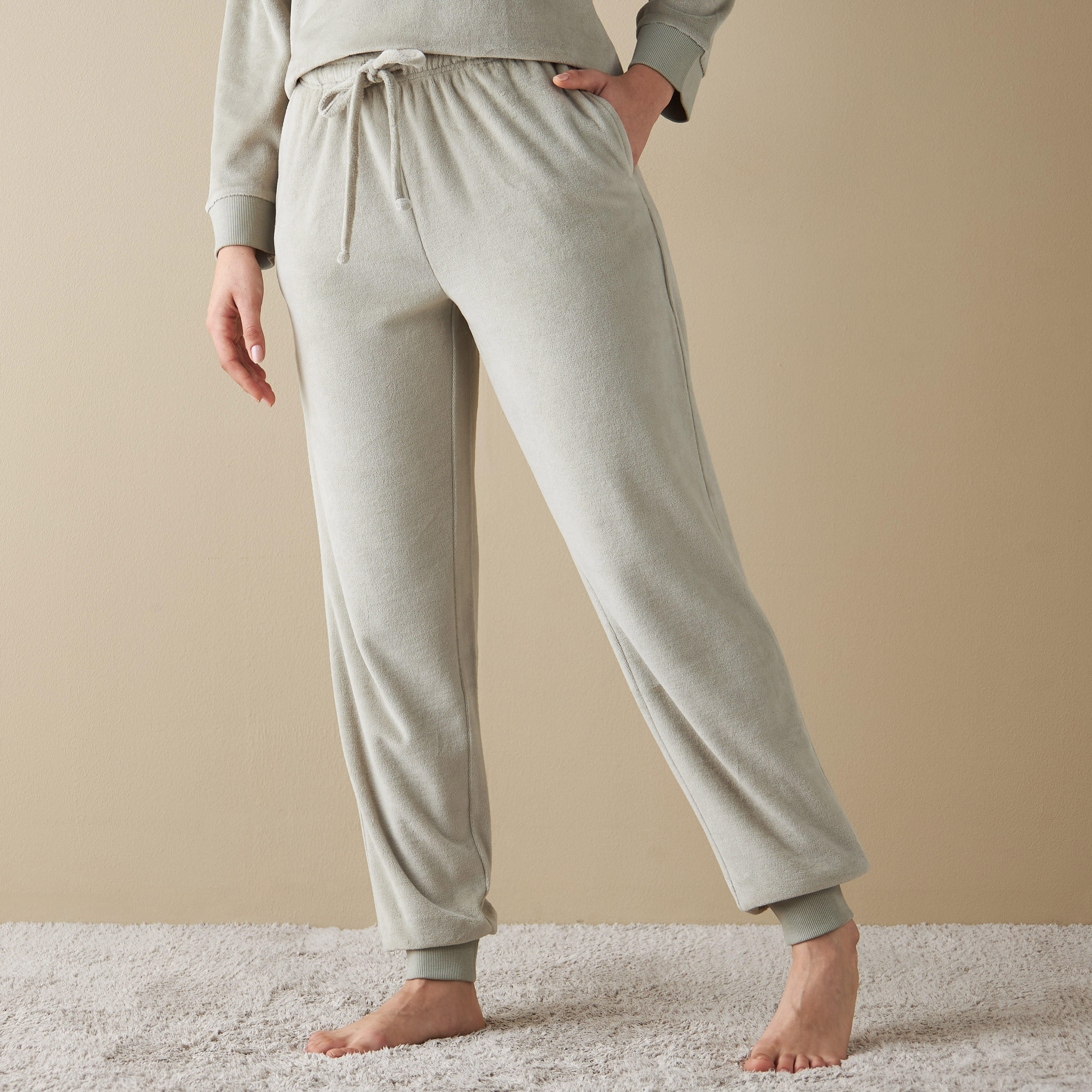 طقم بنطلون بيجاما وتيشيرت بتفاصيل زخارف مخملية-women-clothing-nightwear-pyjamas-longsets-image-19