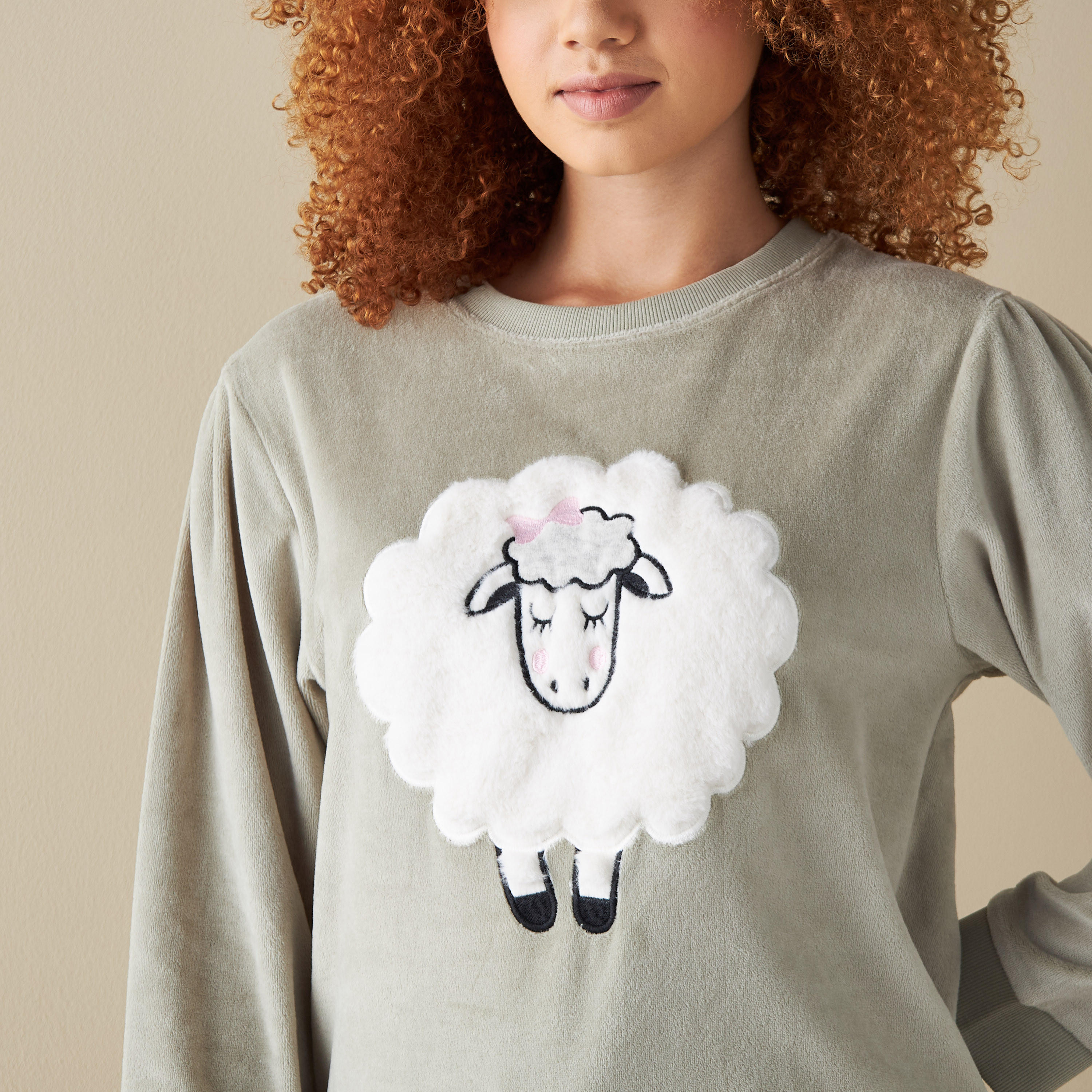 طقم بنطلون بيجاما وتيشيرت بتفاصيل زخارف مخملية-women-clothing-nightwear-pyjamas-longsets-image-20