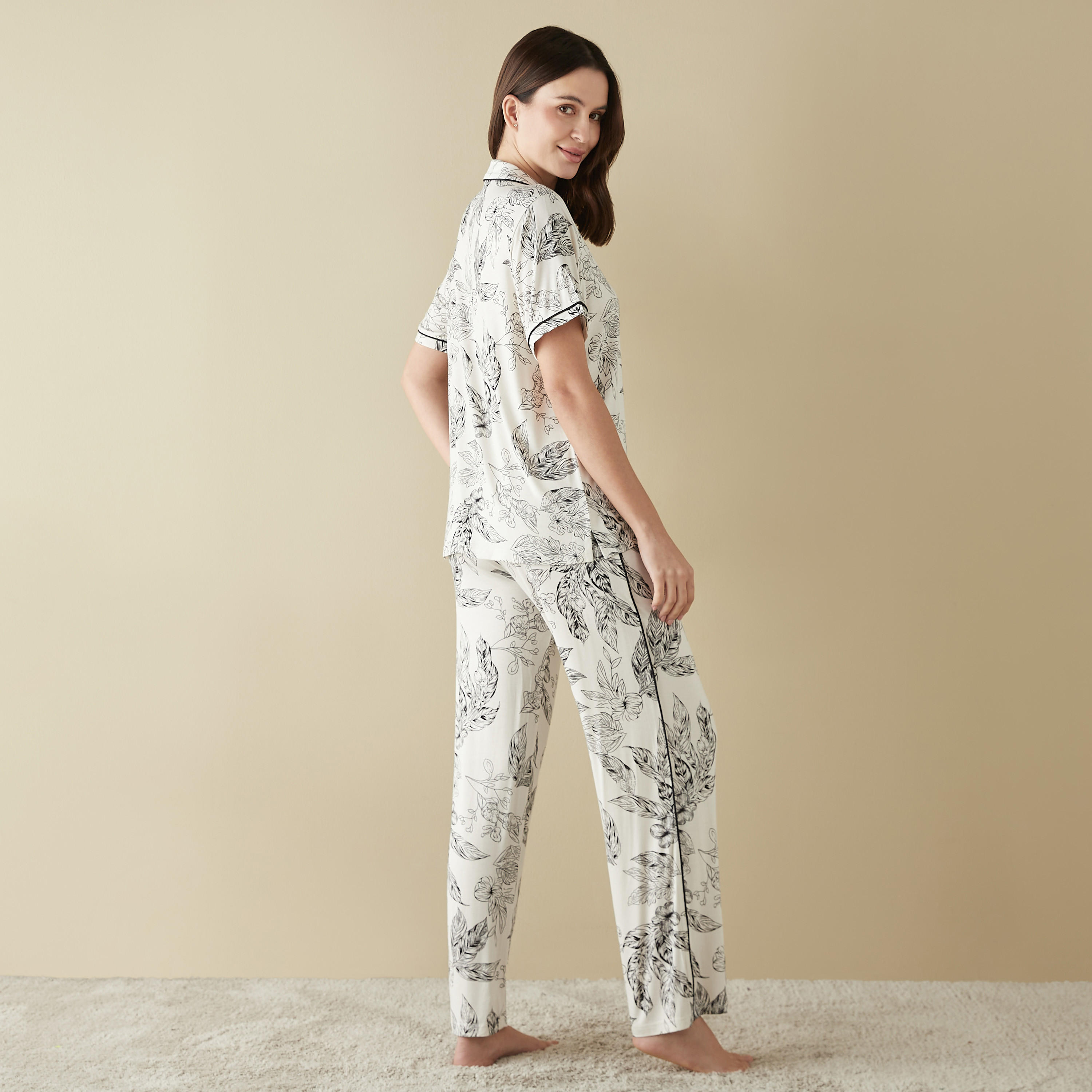طقم بنطلون بيجاما وقميص بطبعات-women-clothing-nightwear-pyjamas-longsets-image-3