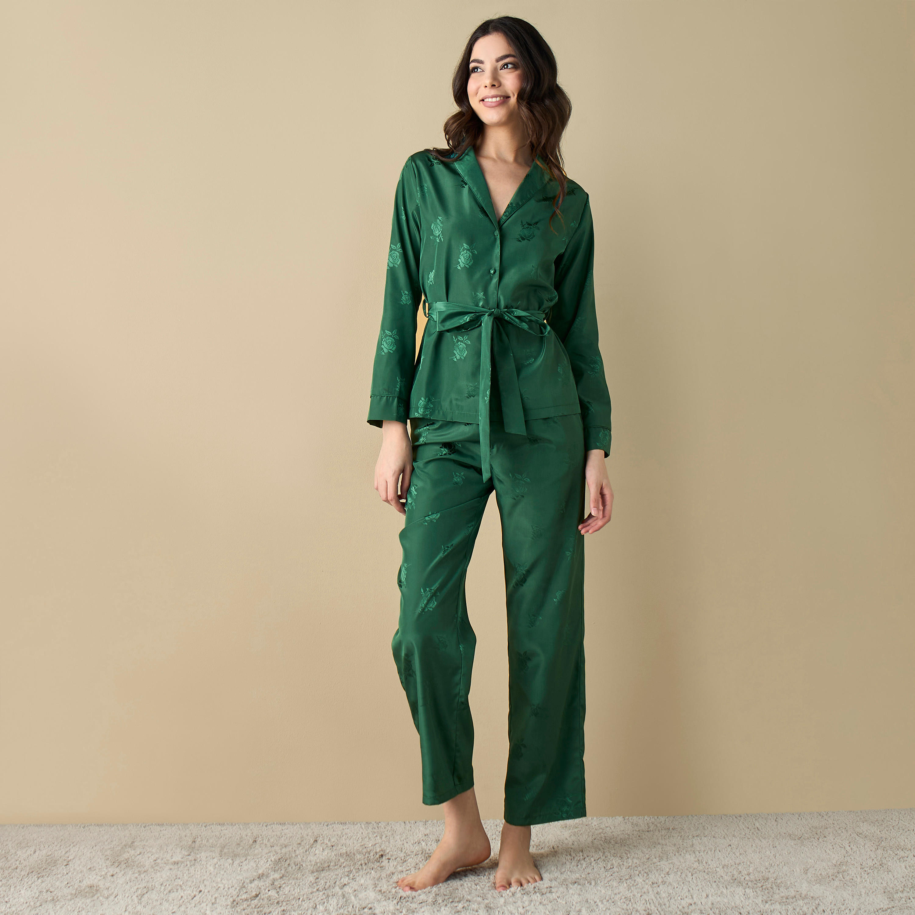 طقم قميص بتفاصيل زهرية وبنطلون بيجاما وحزام رباط-women-clothing-nightwear-pyjamas-longsets-image-1