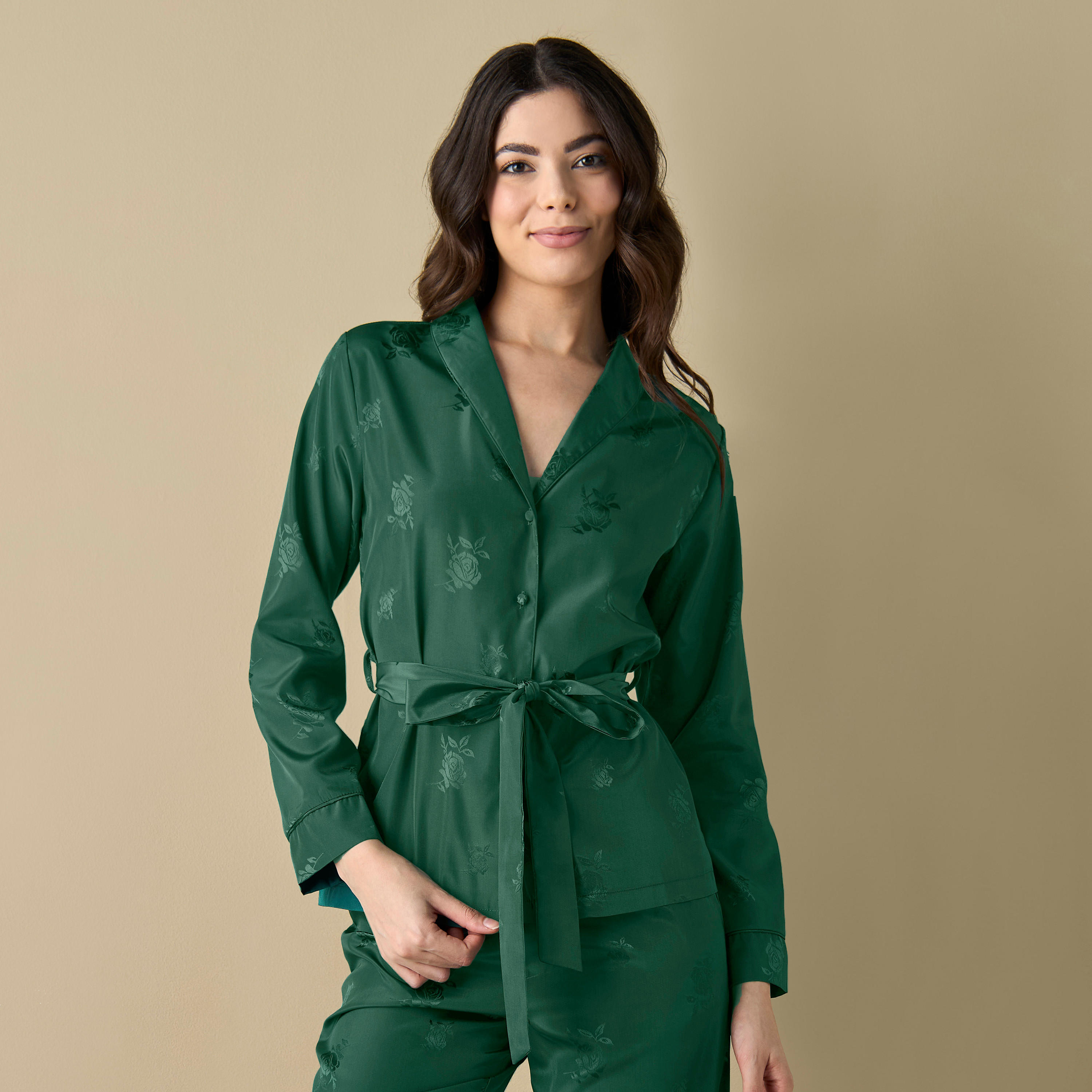 طقم قميص بتفاصيل زهرية وبنطلون بيجاما وحزام رباط-women-clothing-nightwear-pyjamas-longsets-image-2