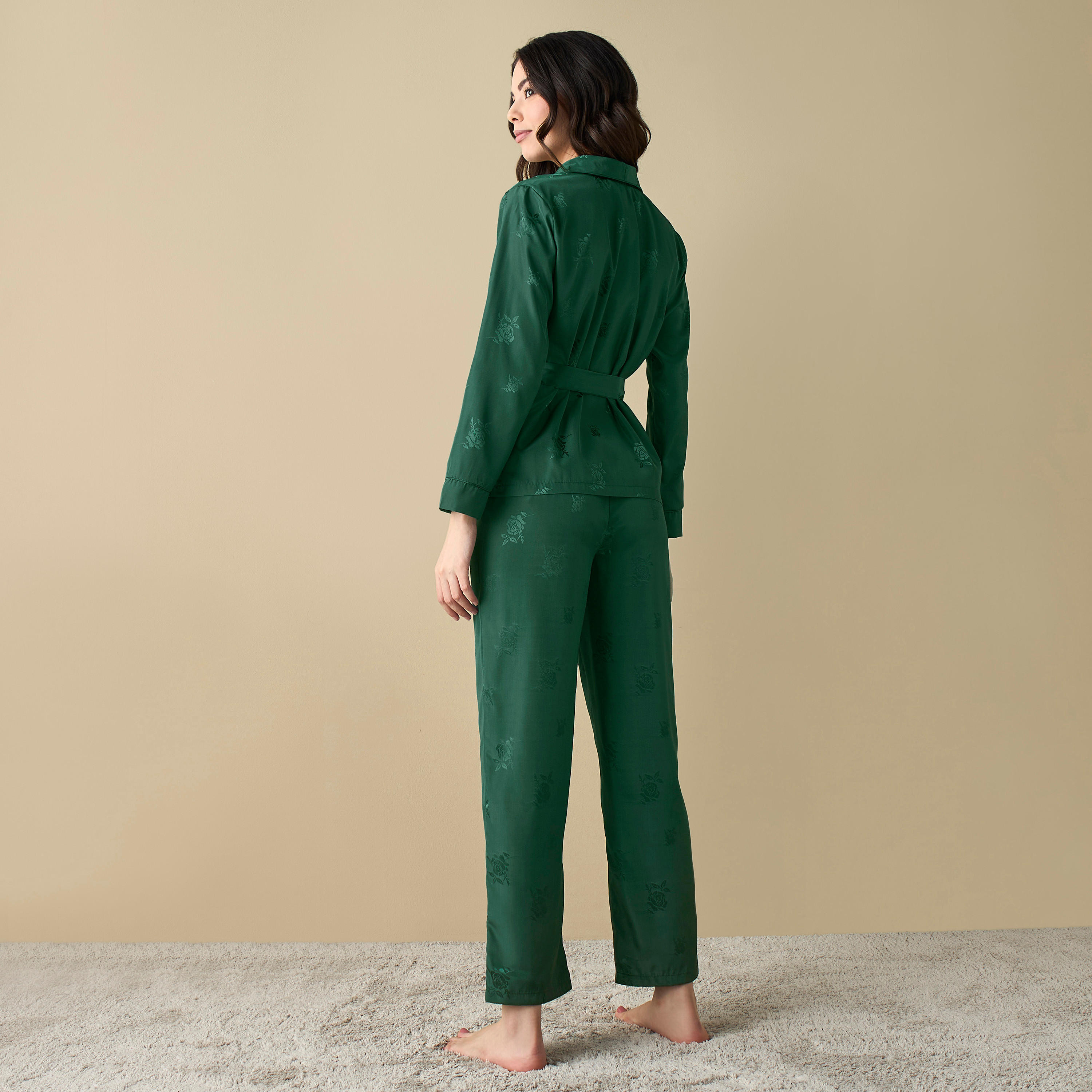 طقم قميص بتفاصيل زهرية وبنطلون بيجاما وحزام رباط-women-clothing-nightwear-pyjamas-longsets-image-3