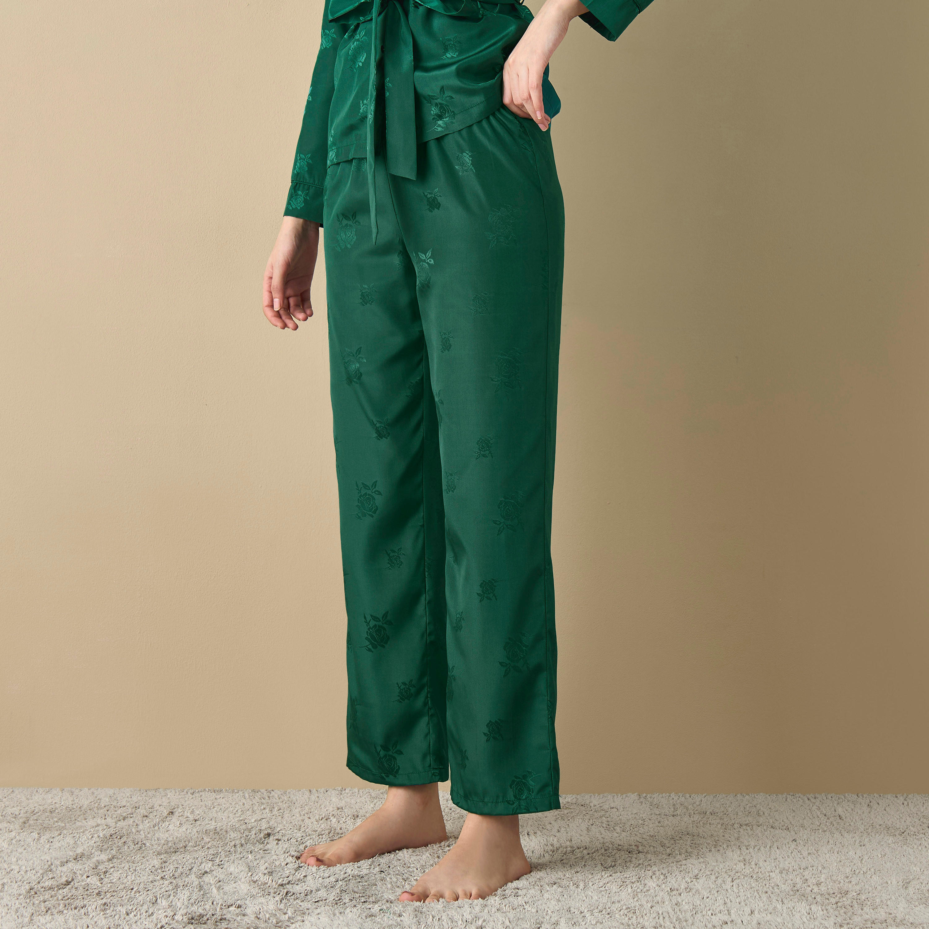 طقم قميص بتفاصيل زهرية وبنطلون بيجاما وحزام رباط-women-clothing-nightwear-pyjamas-longsets-image-4
