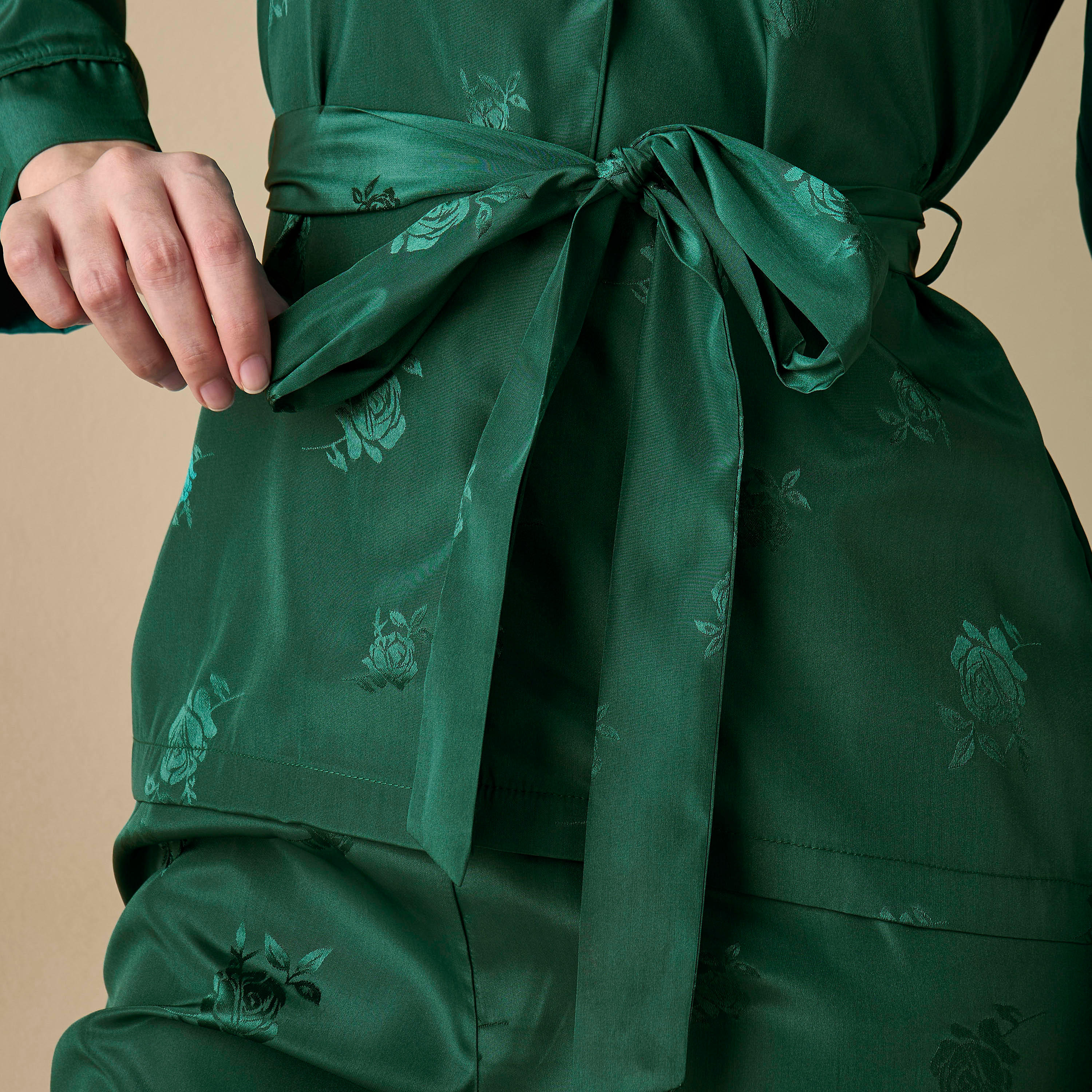 طقم قميص بتفاصيل زهرية وبنطلون بيجاما وحزام رباط-women-clothing-nightwear-pyjamas-longsets-image-5
