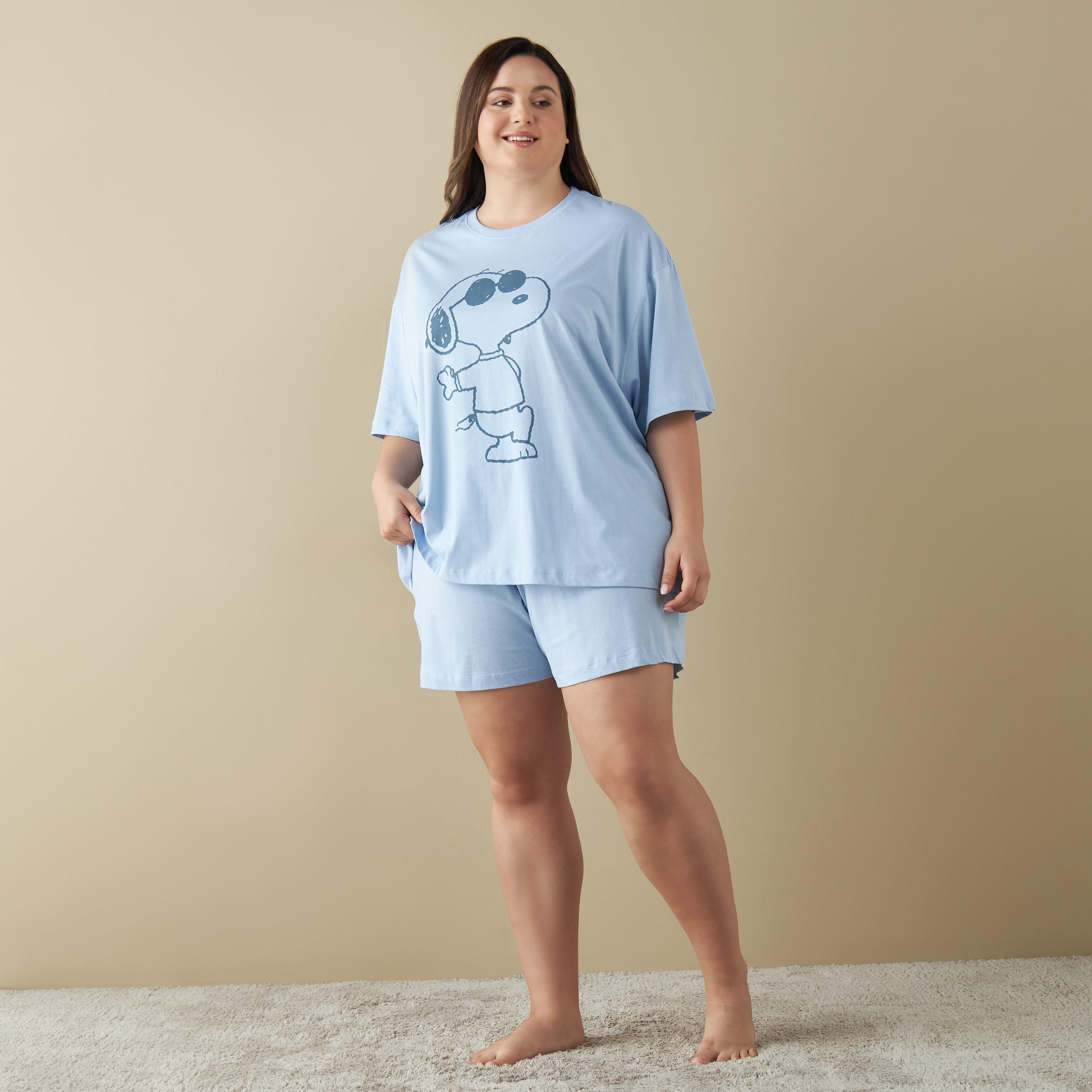 طقم شورت وتيشيرت بطبعات سنوبي-women-clothing-nightwear-pyjamas-shortsets-image-1