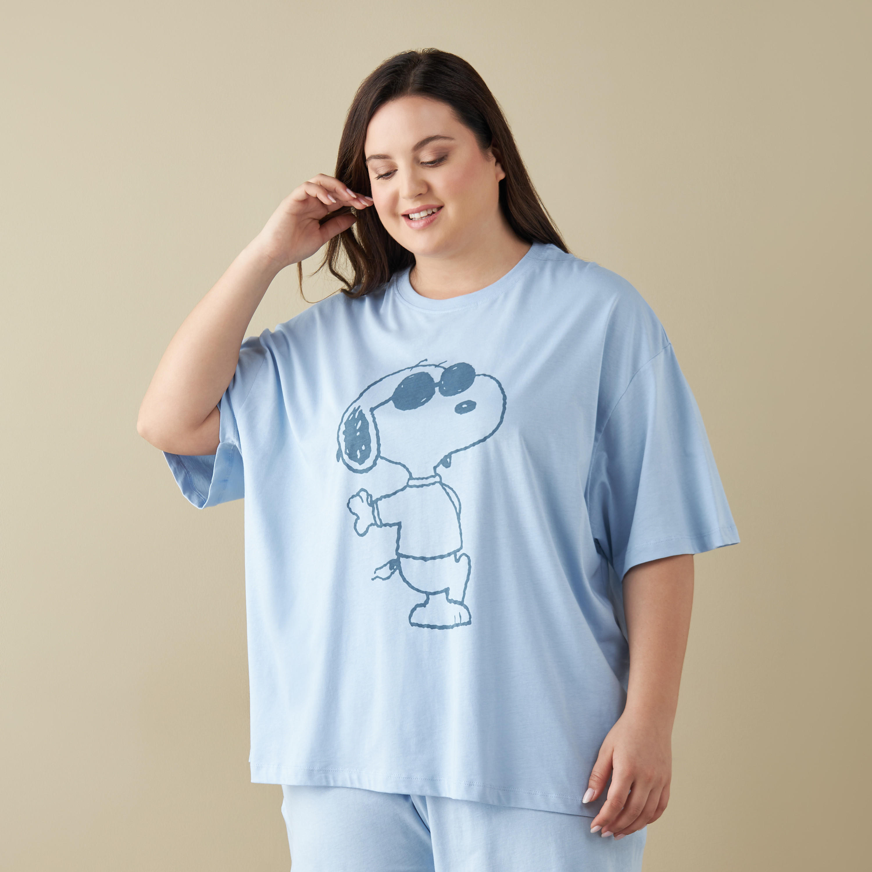 طقم شورت وتيشيرت بطبعات سنوبي-women-clothing-nightwear-pyjamas-shortsets-image-2