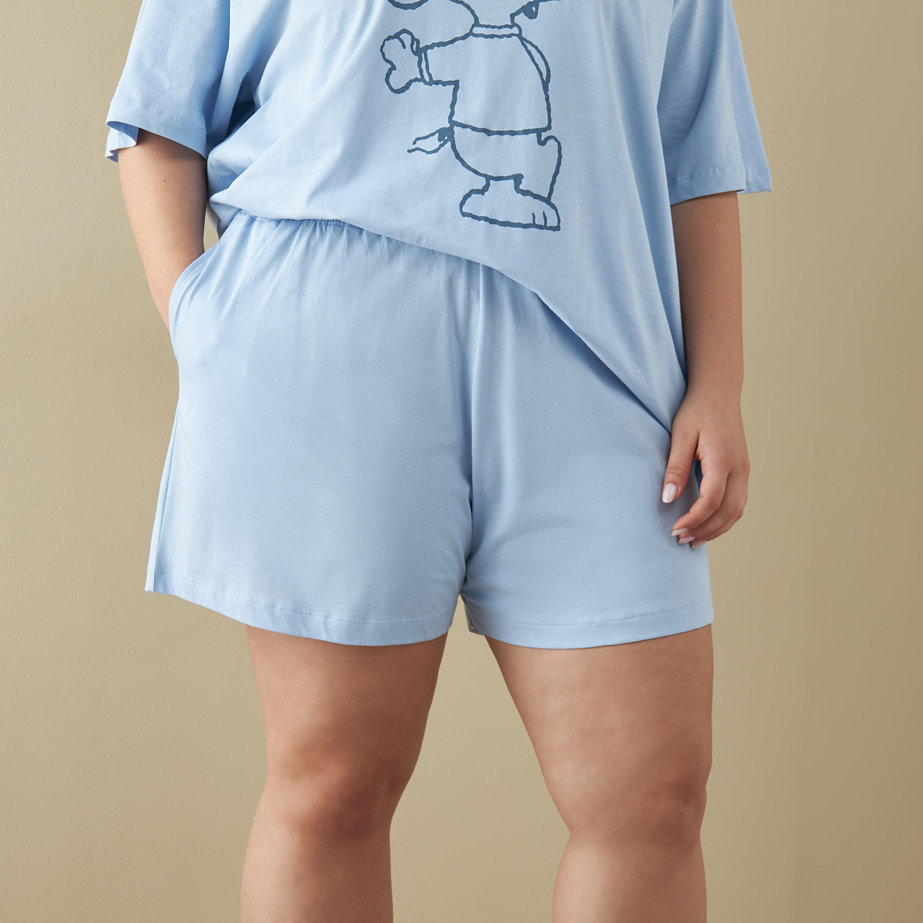 طقم شورت وتيشيرت بطبعات سنوبي-women-clothing-nightwear-pyjamas-shortsets-image-3