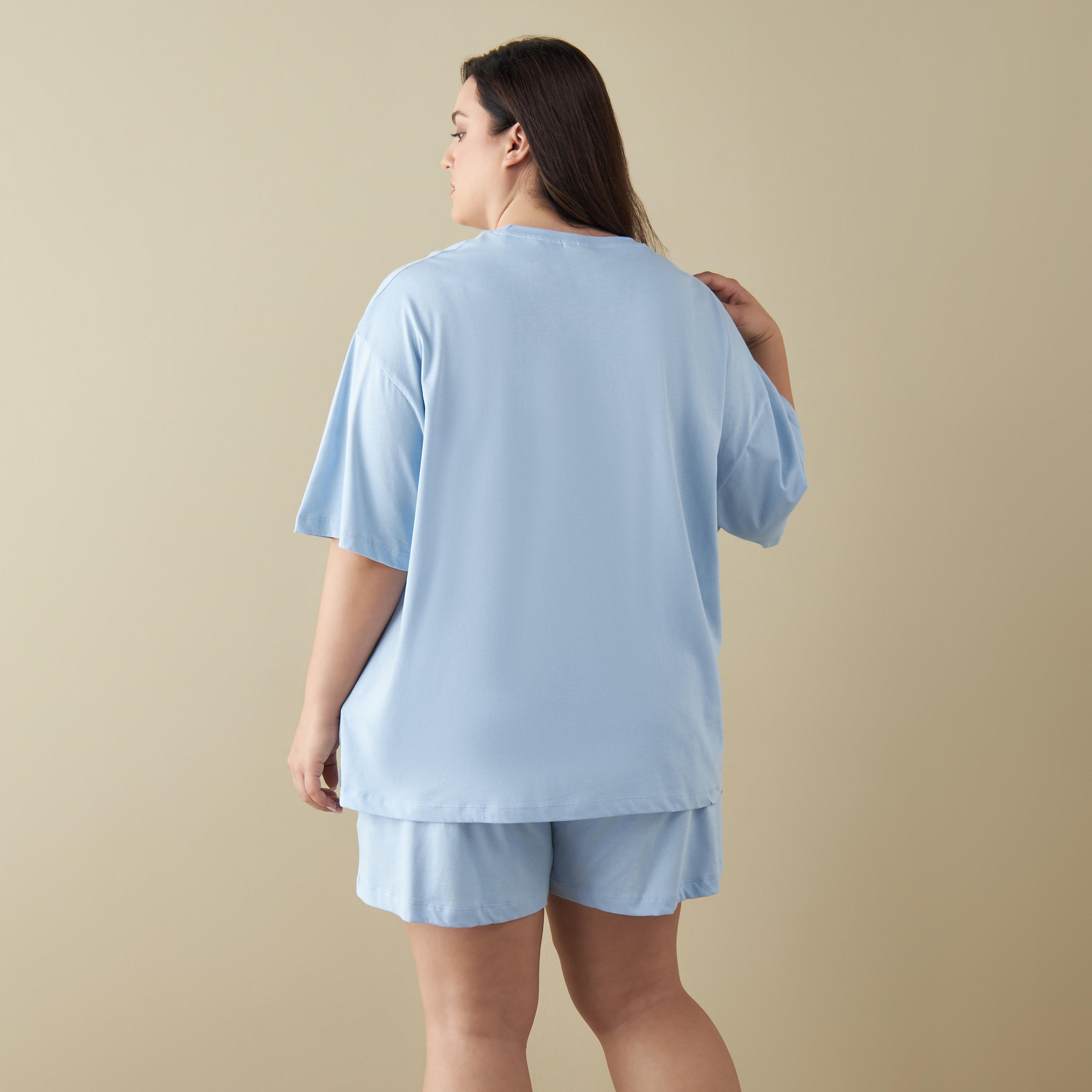طقم شورت وتيشيرت بطبعات سنوبي-women-clothing-nightwear-pyjamas-shortsets-image-4