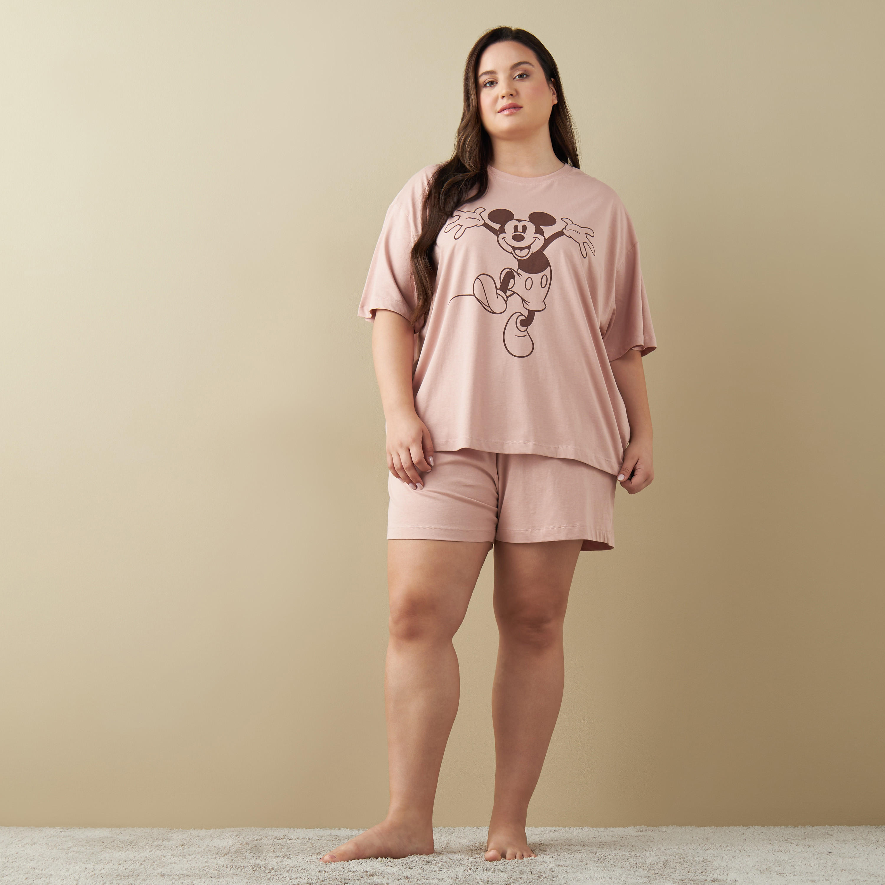 طقم تيشيرت وشورت بطبعات ميكي ماوس مقاس كبير-women-clothing-nightwear-pyjamas-shortsets-image-1