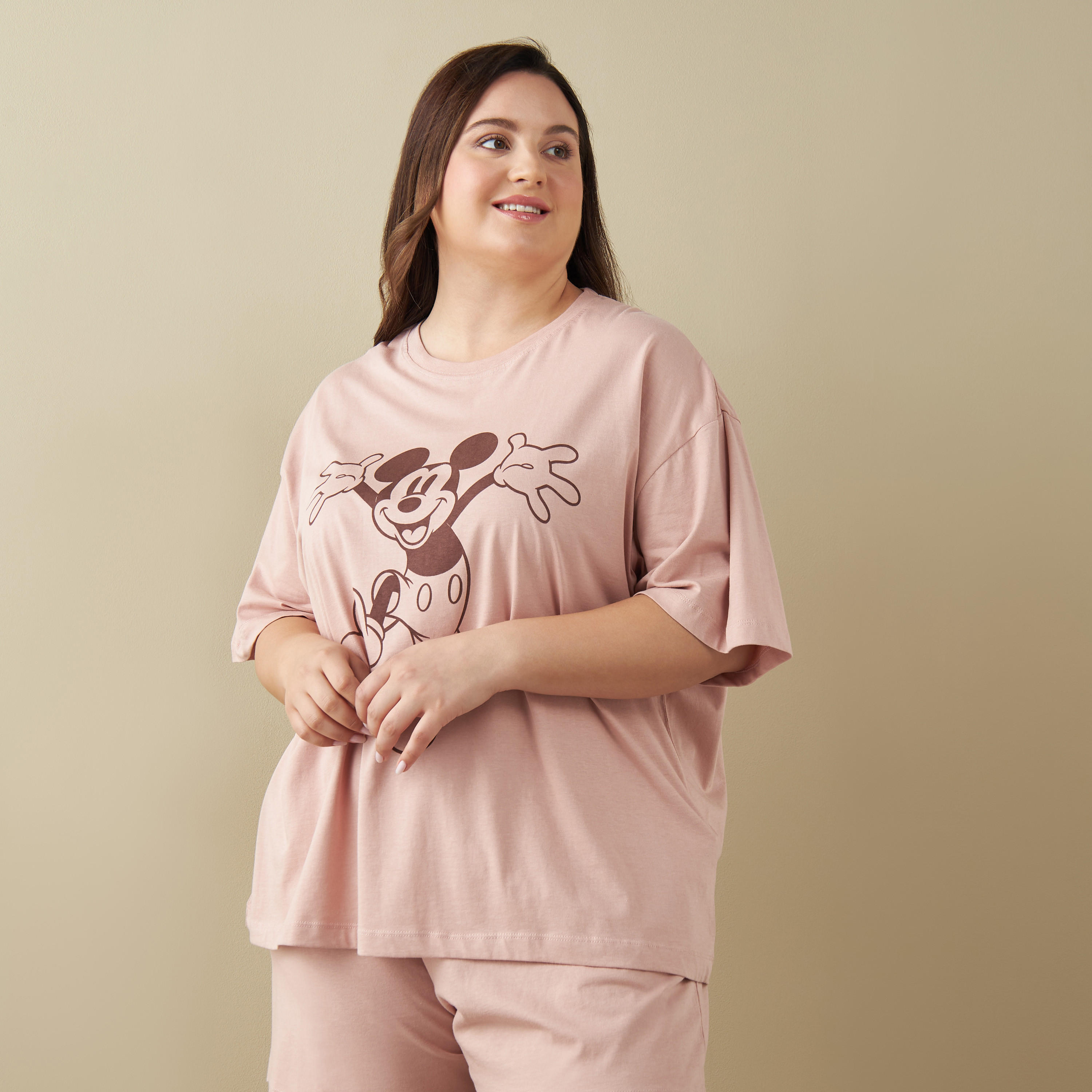 طقم تيشيرت وشورت بطبعات ميكي ماوس مقاس كبير-women-clothing-nightwear-pyjamas-shortsets-image-2