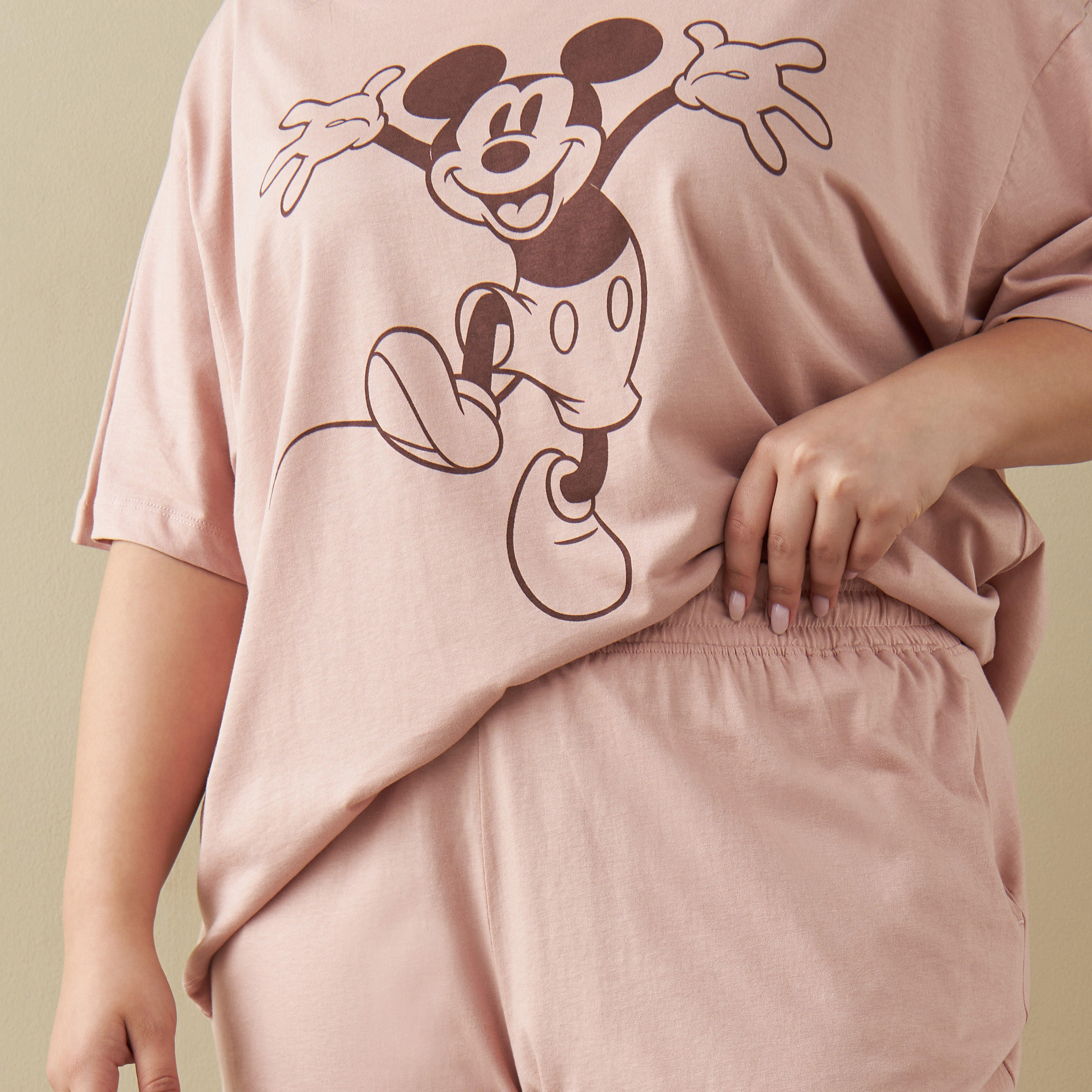 طقم تيشيرت وشورت بطبعات ميكي ماوس مقاس كبير-women-clothing-nightwear-pyjamas-shortsets-image-5