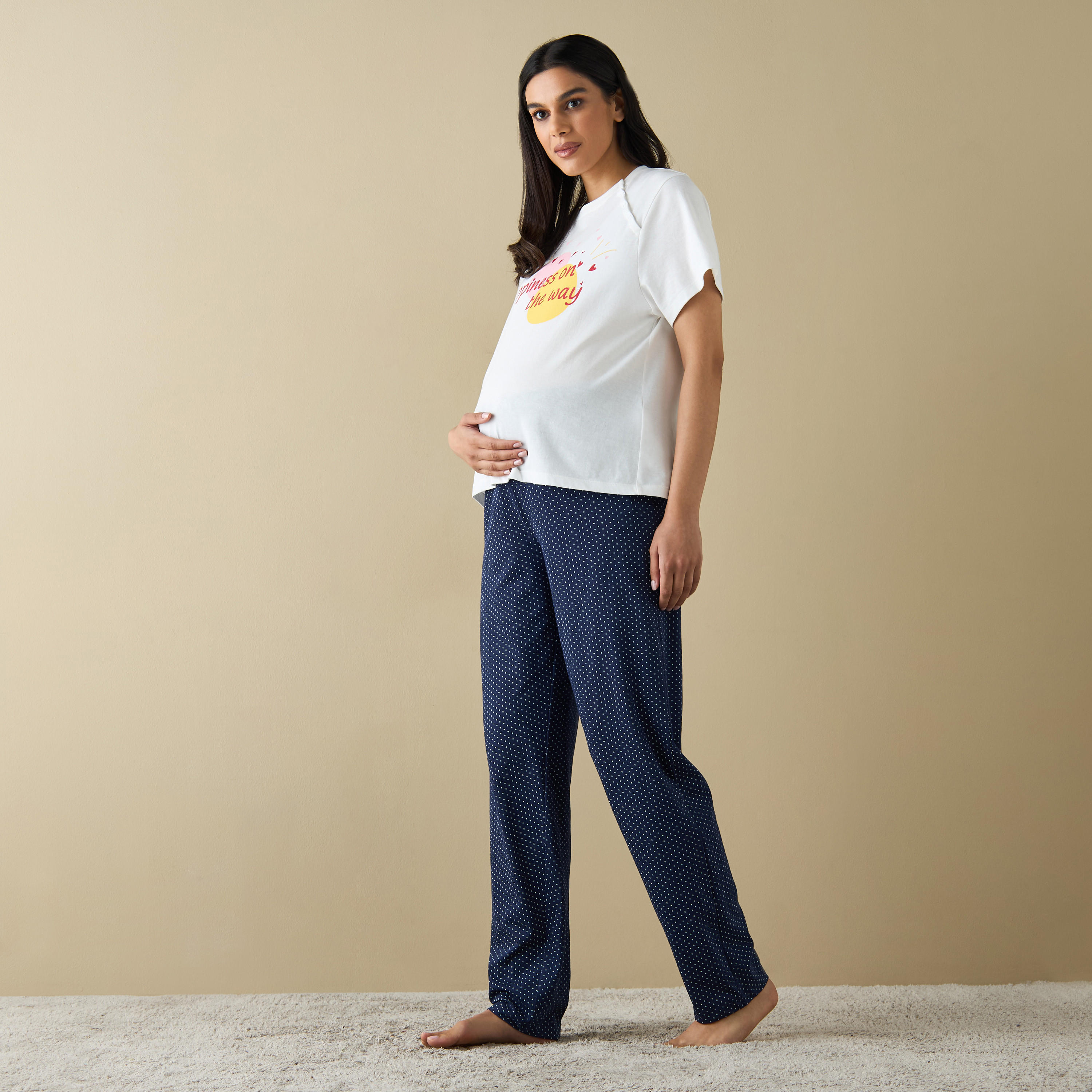 طقم بنطلون بيجاما وتيشيرت للحوامل بطبعات شعار-women-clothing-maternity-nightwear-image-1