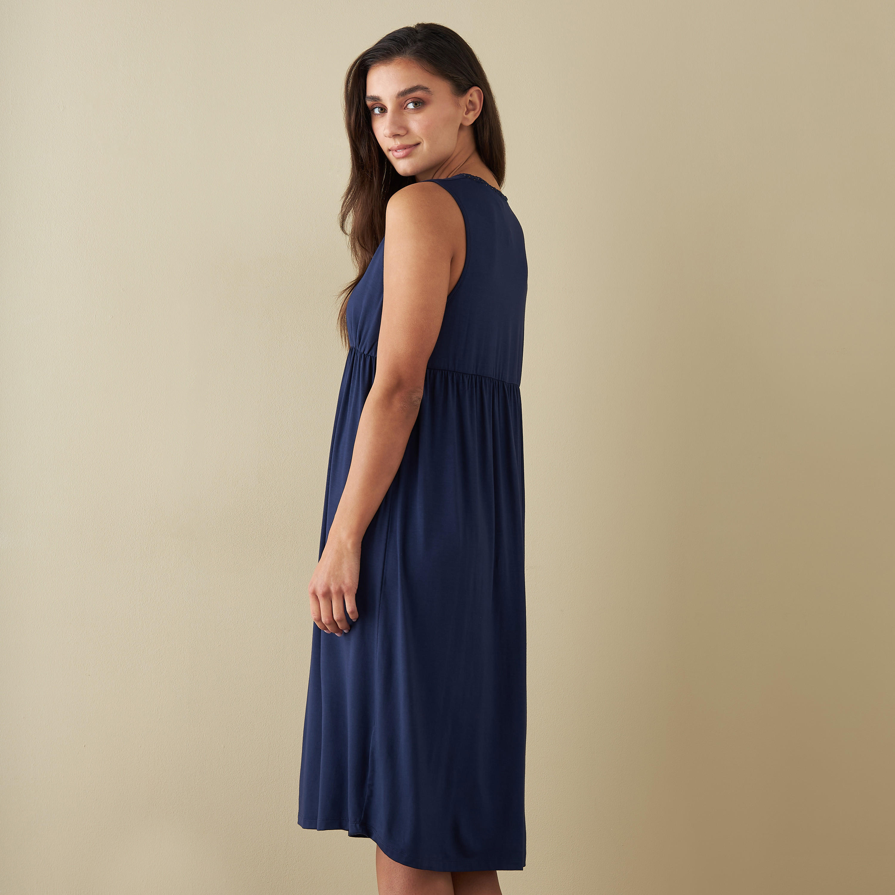 فستان نوم بدون أكمام بياقة V وتفاصيل دانتيل-women-clothing-nightwear-nighties-image-3