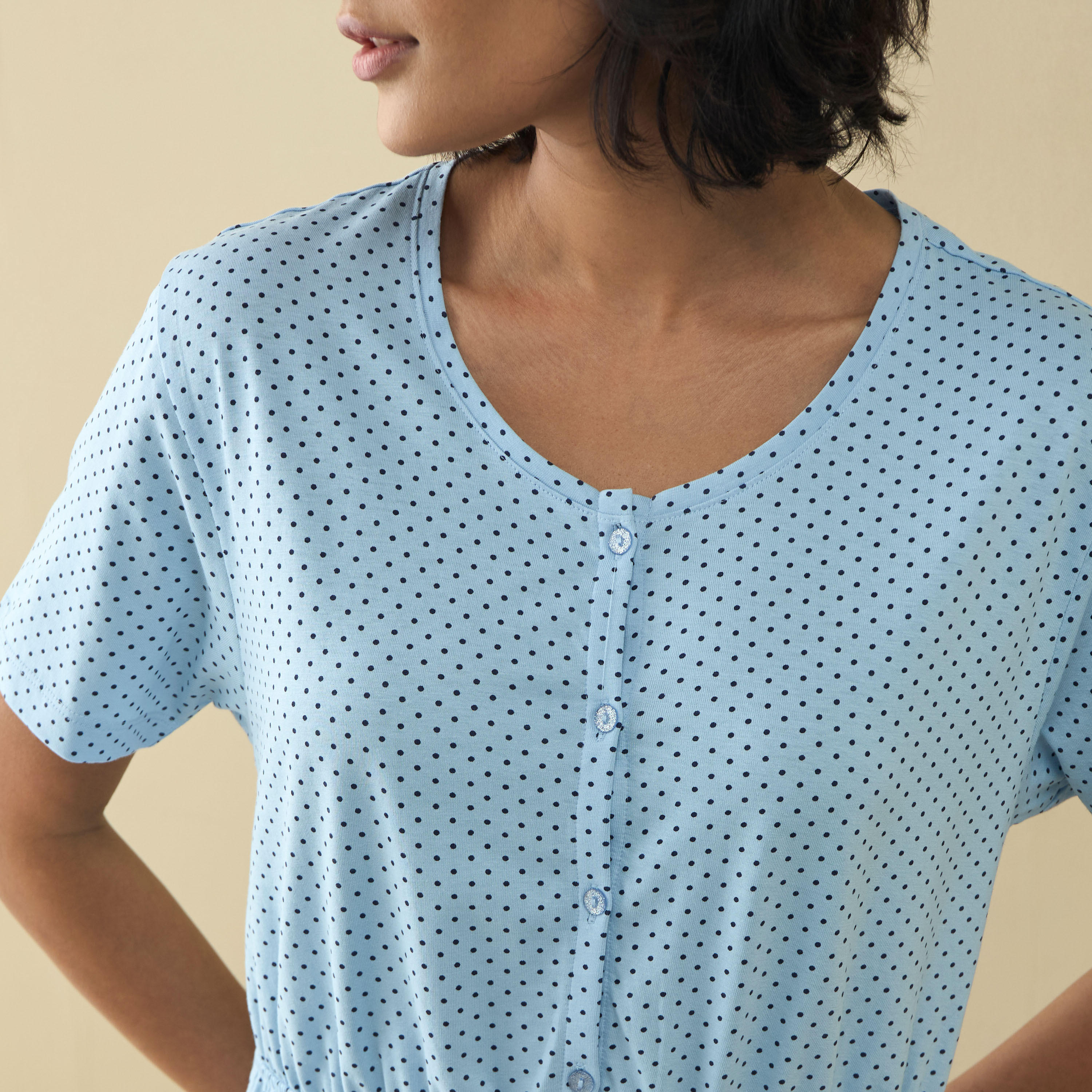 قميص نوم بأكمام قصيرة وطبعات منقطة-women-clothing-nightwear-nighties-image-4