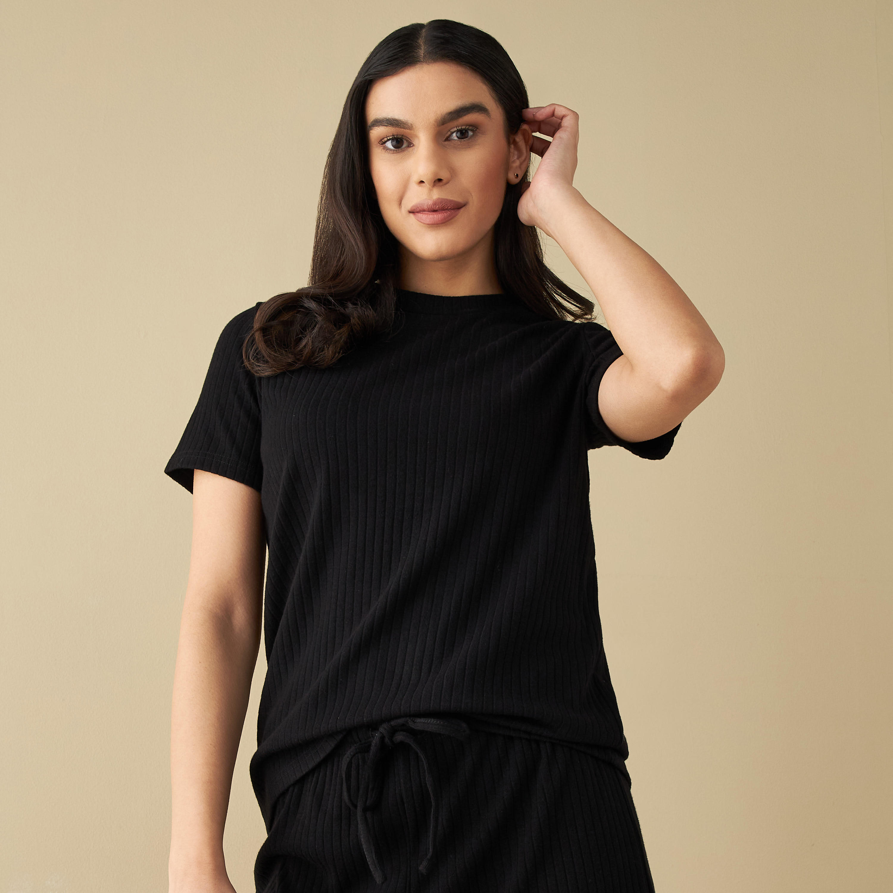 طقم تيشيرت وشورت بارز الملمس-women-clothing-nightwear-pyjamas-shortsets-image-4
