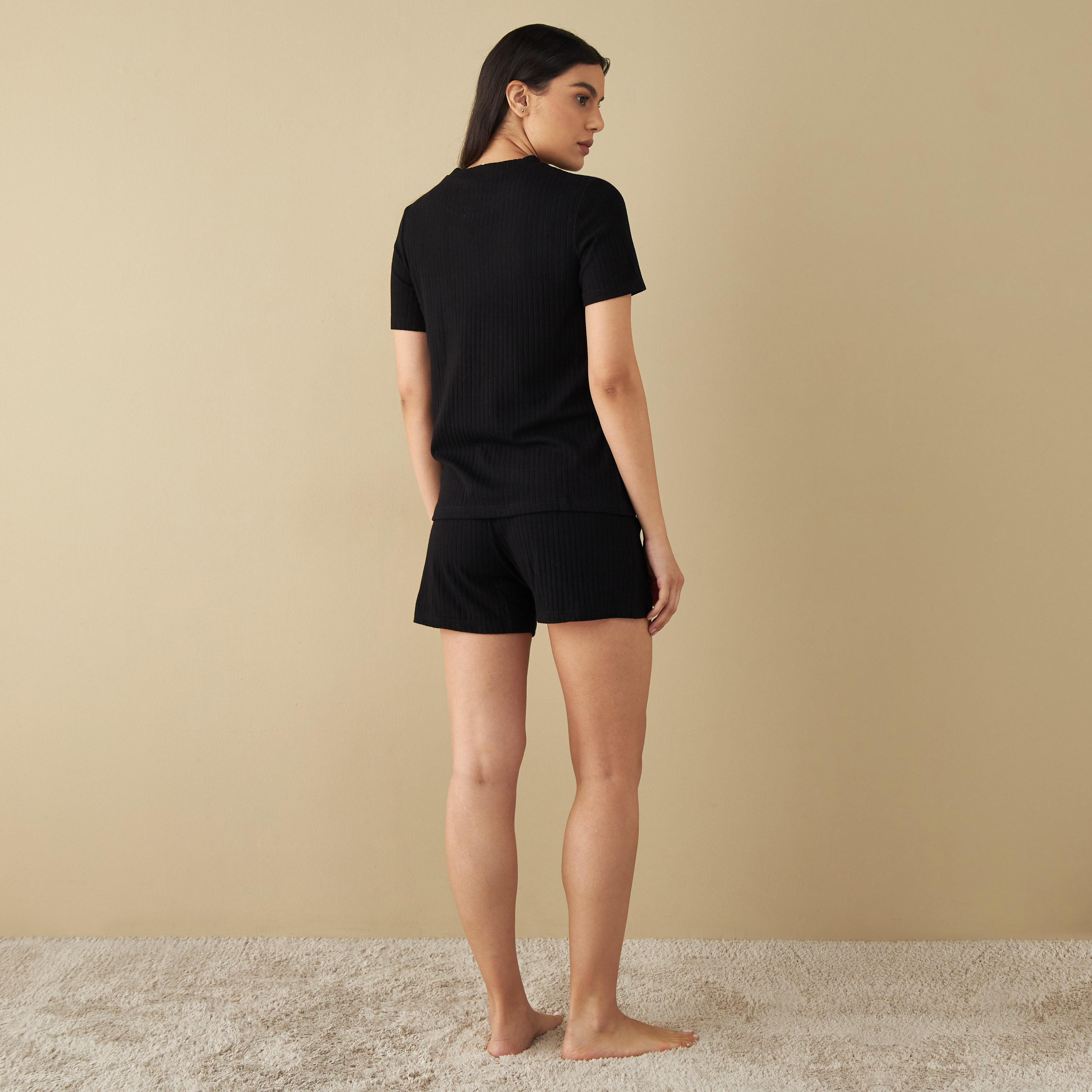 طقم تيشيرت وشورت بارز الملمس-women-clothing-nightwear-pyjamas-shortsets-image-2