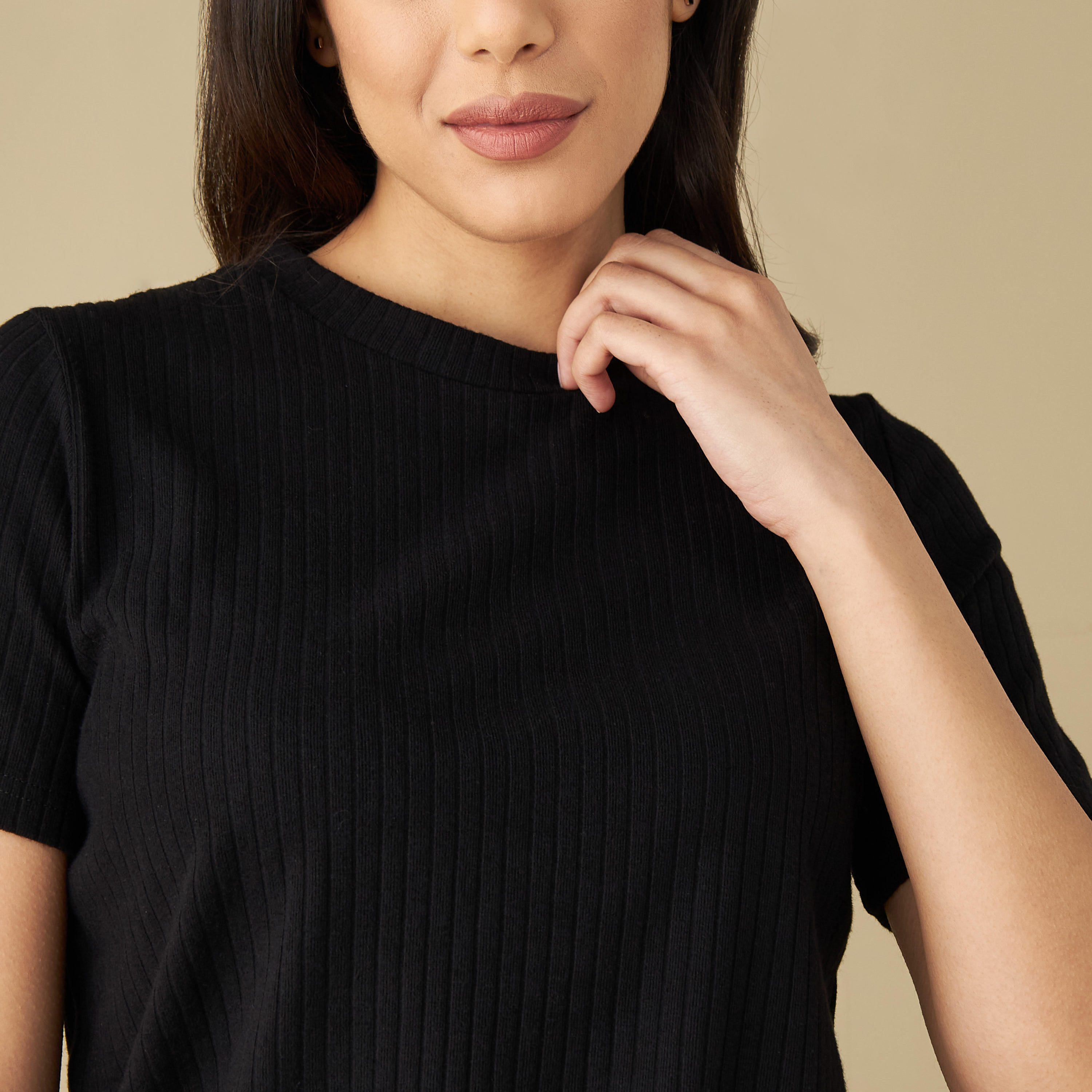 طقم تيشيرت وشورت بارز الملمس-women-clothing-nightwear-pyjamas-shortsets-image-1
