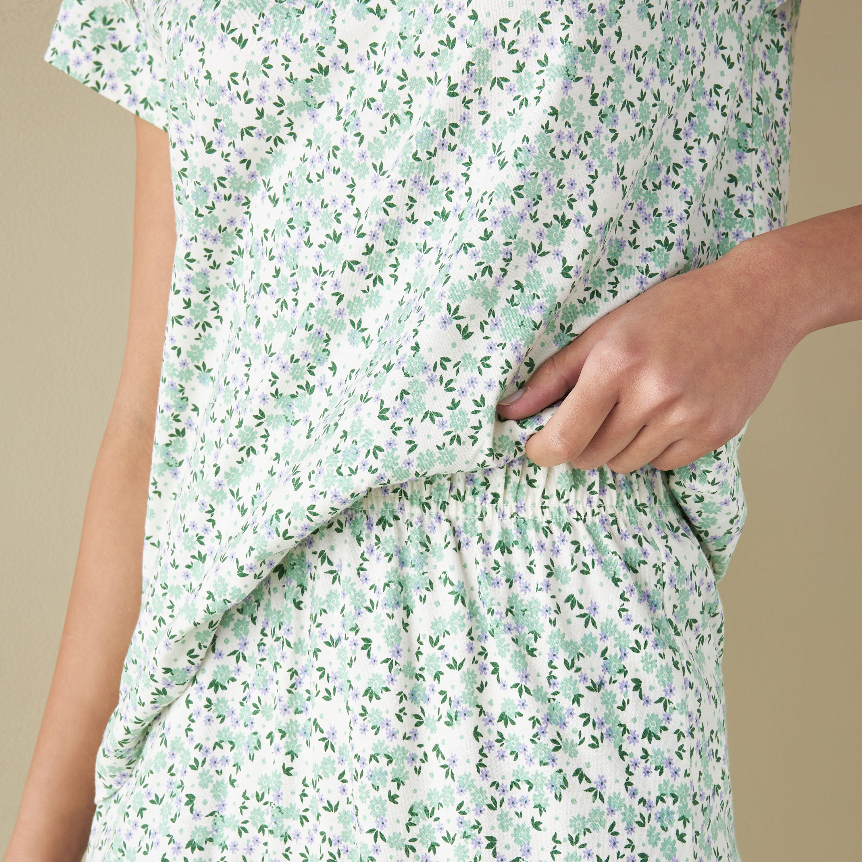 طقم بنطلون بيجاما وتيشيرت بطبعات زهرية-women-clothing-nightwear-pyjamas-longsets-image-5
