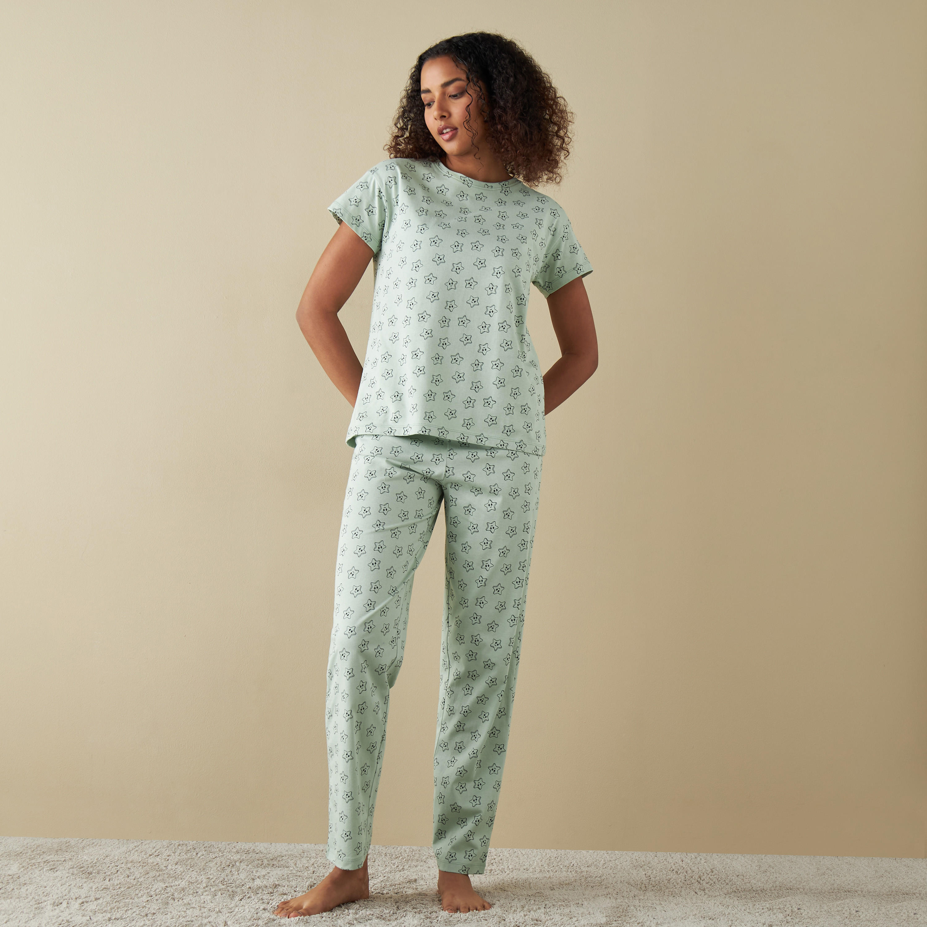 طقم بنطلون بيجاما وتيشيرت بطبعات-women-clothing-nightwear-pyjamas-longsets-image-1