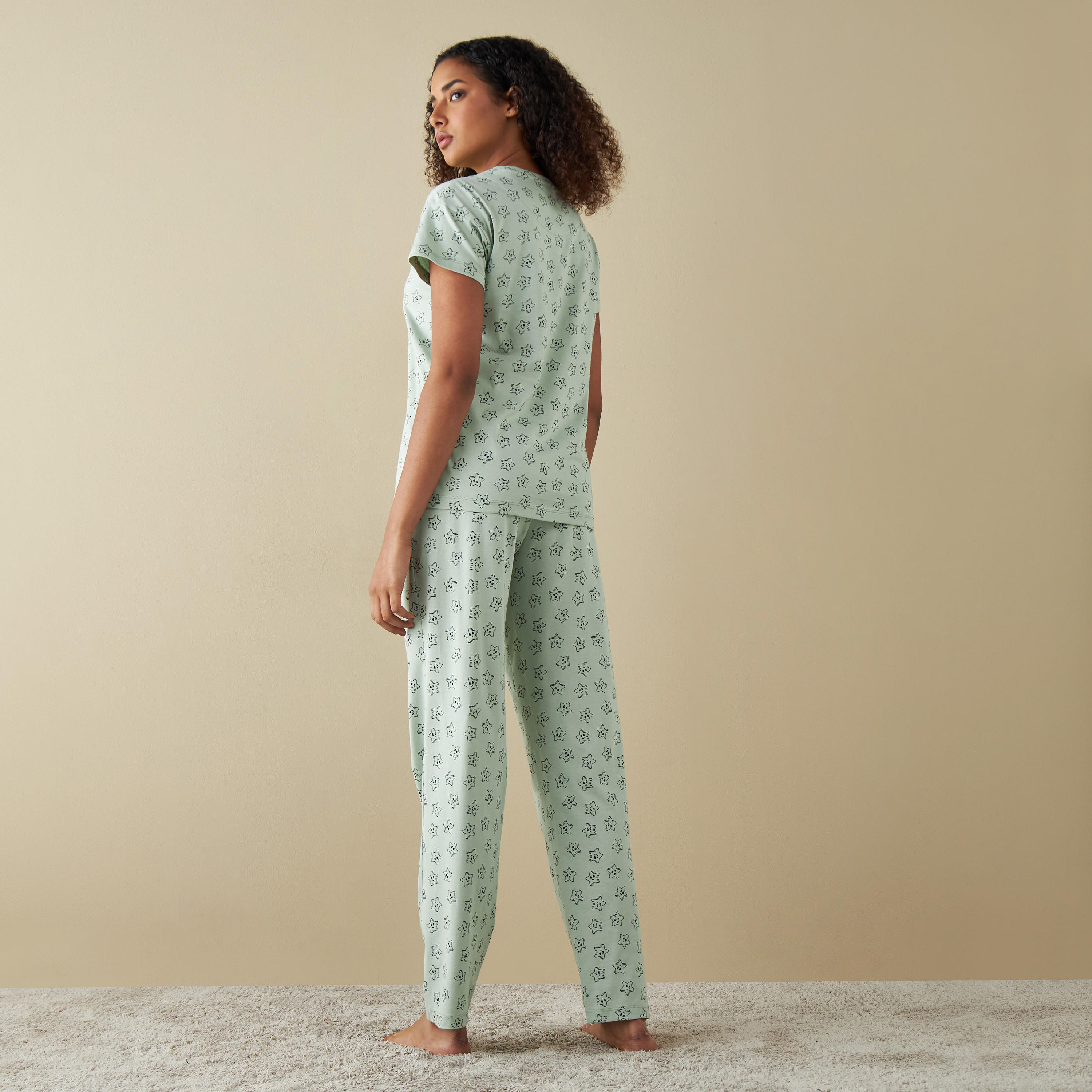 طقم بنطلون بيجاما وتيشيرت بطبعات-women-clothing-nightwear-pyjamas-longsets-image-4