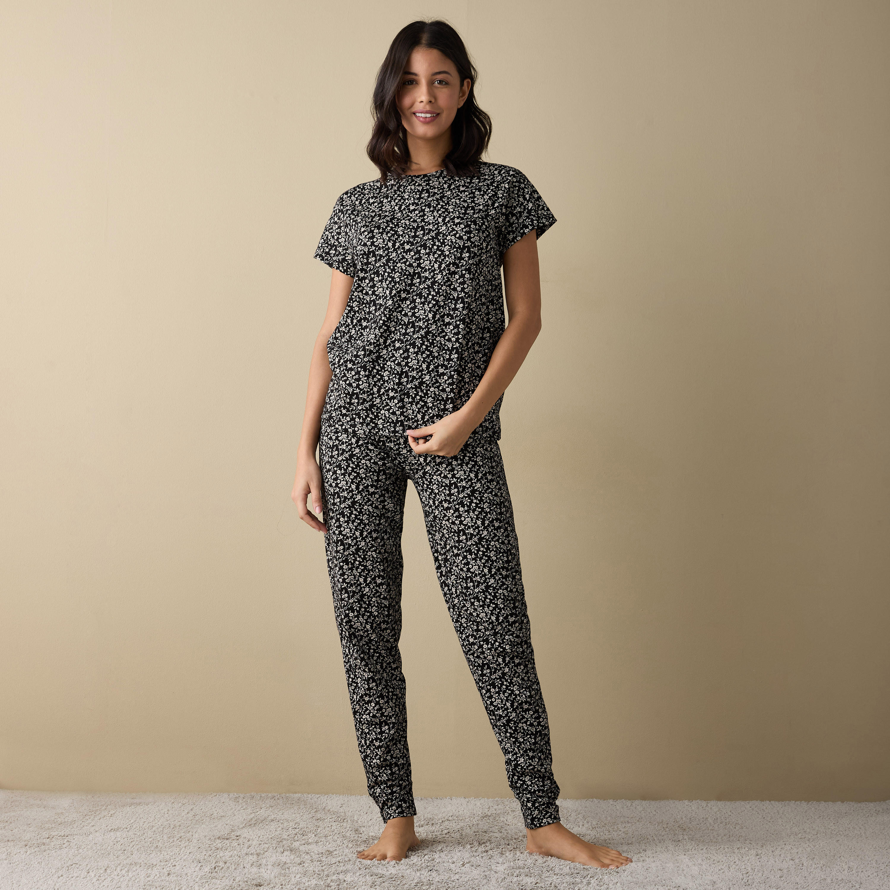 طقم بنطلون بيجاما وتيشيرت بطبعات زهرية-women-clothing-nightwear-pyjamas-longsets-image-1