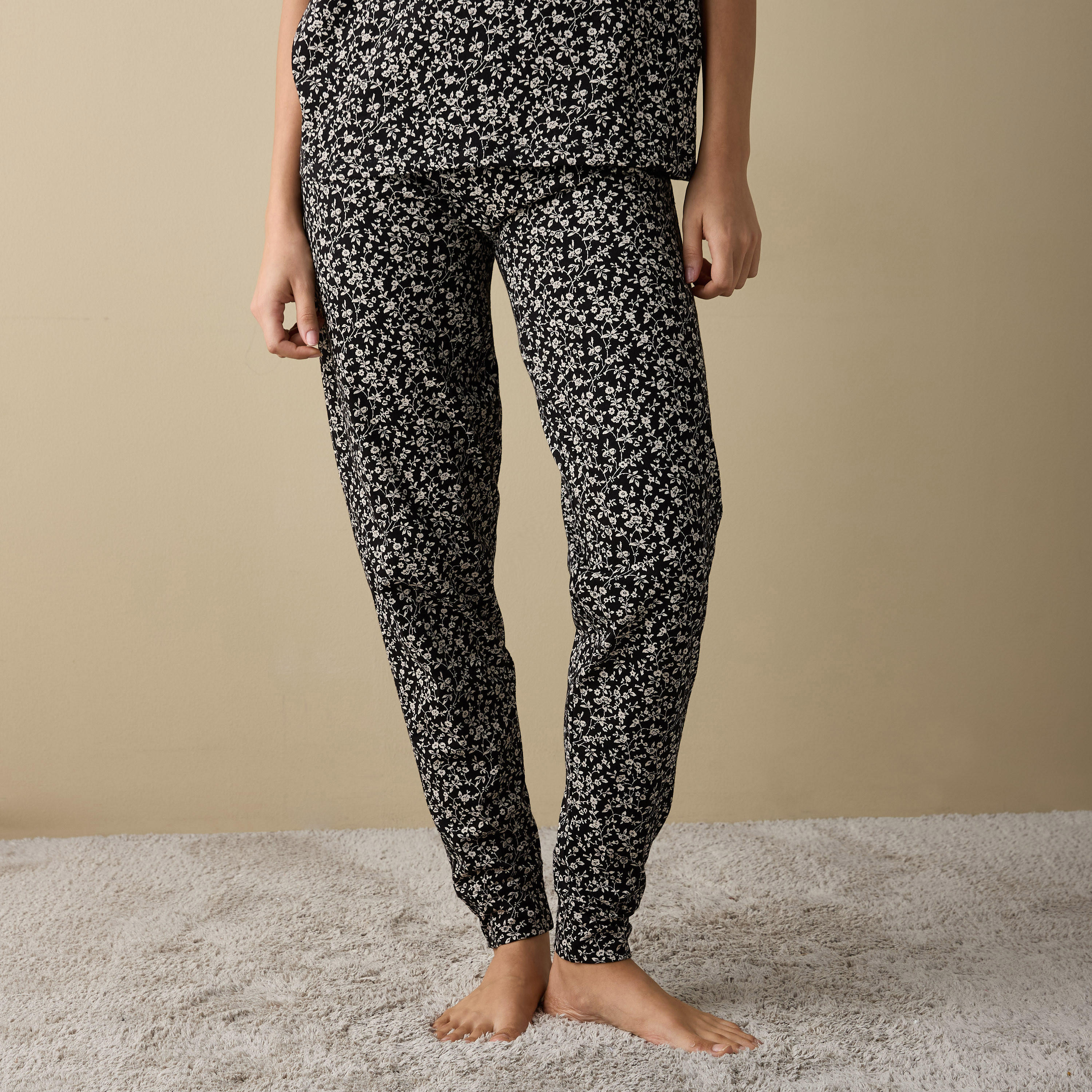 طقم بنطلون بيجاما وتيشيرت بطبعات زهرية-women-clothing-nightwear-pyjamas-longsets-image-3