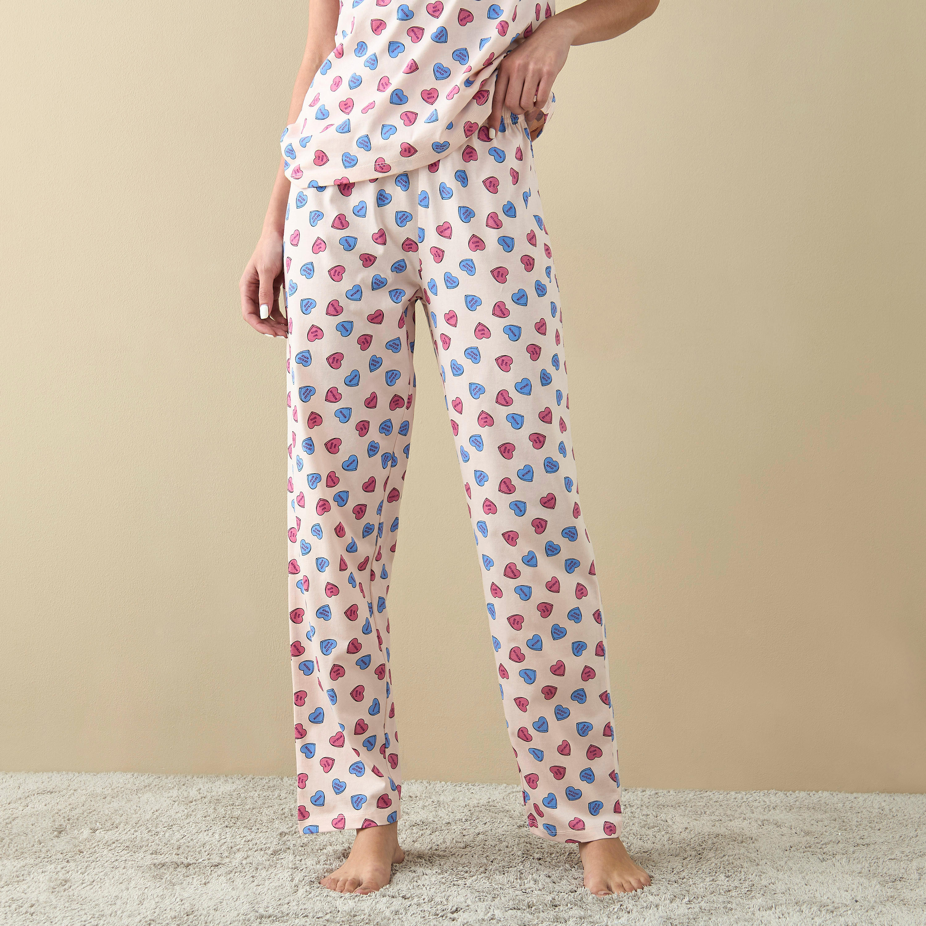 طقم بنطلون بيجاما وتيشيرت بطبعات-women-clothing-nightwear-pyjamas-longsets-image-3