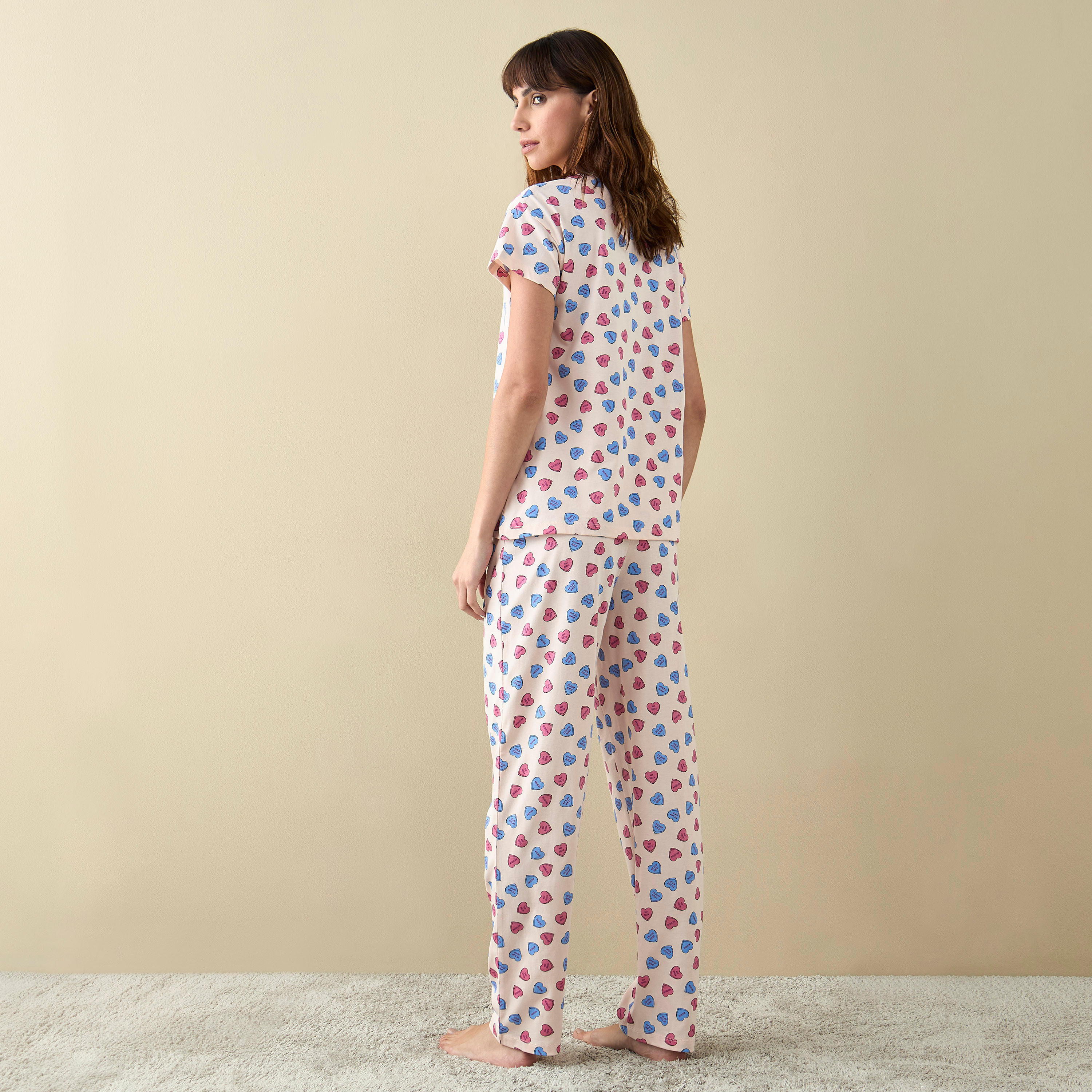 طقم بنطلون بيجاما وتيشيرت بطبعات-women-clothing-nightwear-pyjamas-longsets-image-4