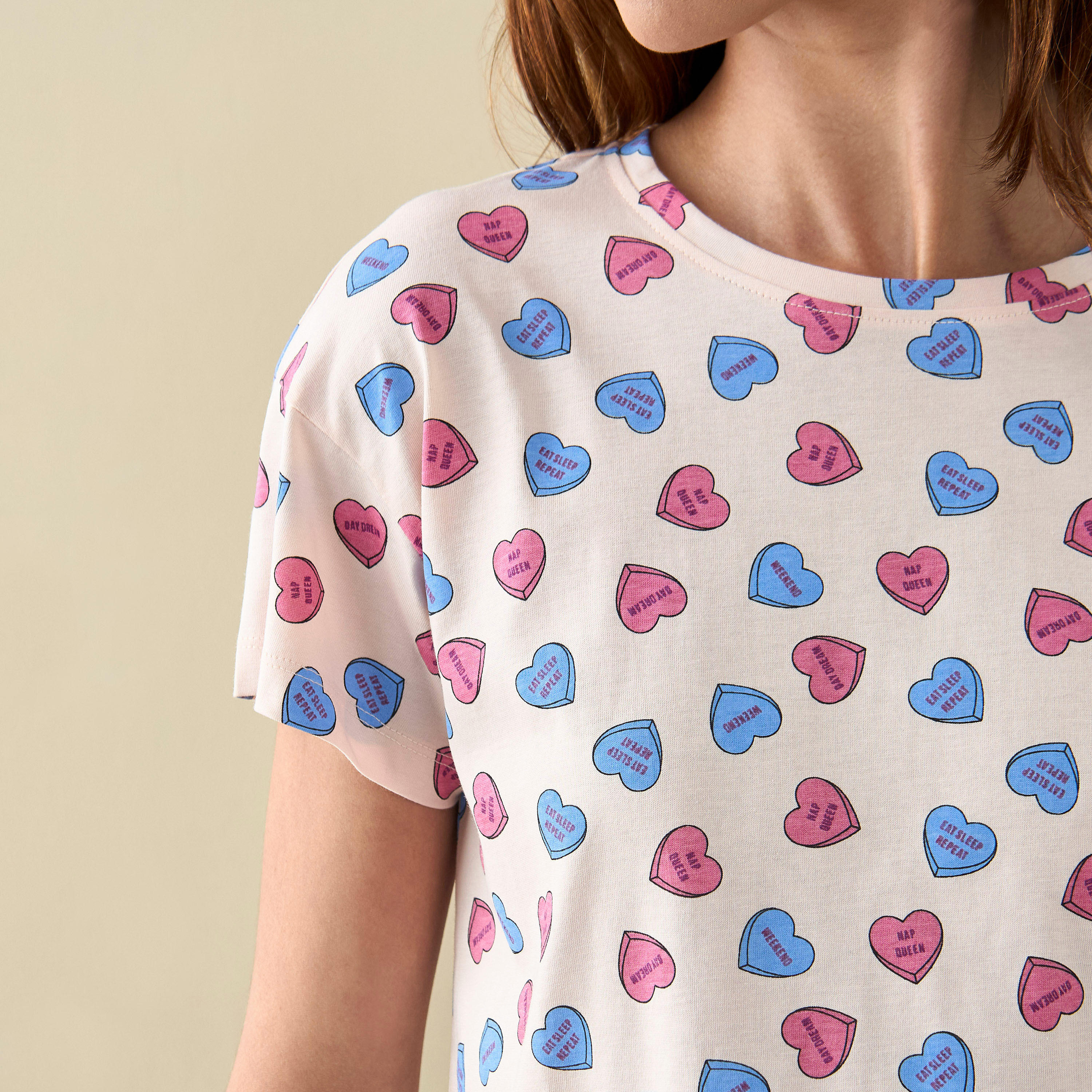 طقم بنطلون بيجاما وتيشيرت بطبعات-women-clothing-nightwear-pyjamas-longsets-image-5