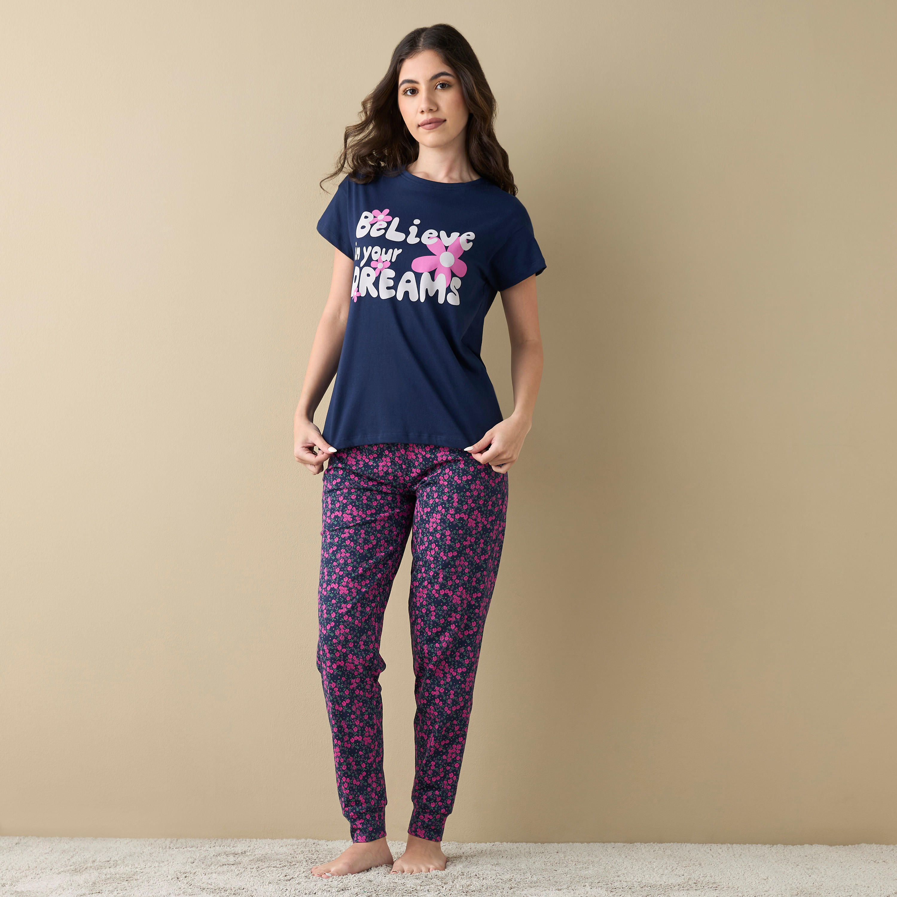 طقم بنطلون بيجاما وتيشيرت بطبعات-women-clothing-nightwear-pyjamas-longsets-image-1