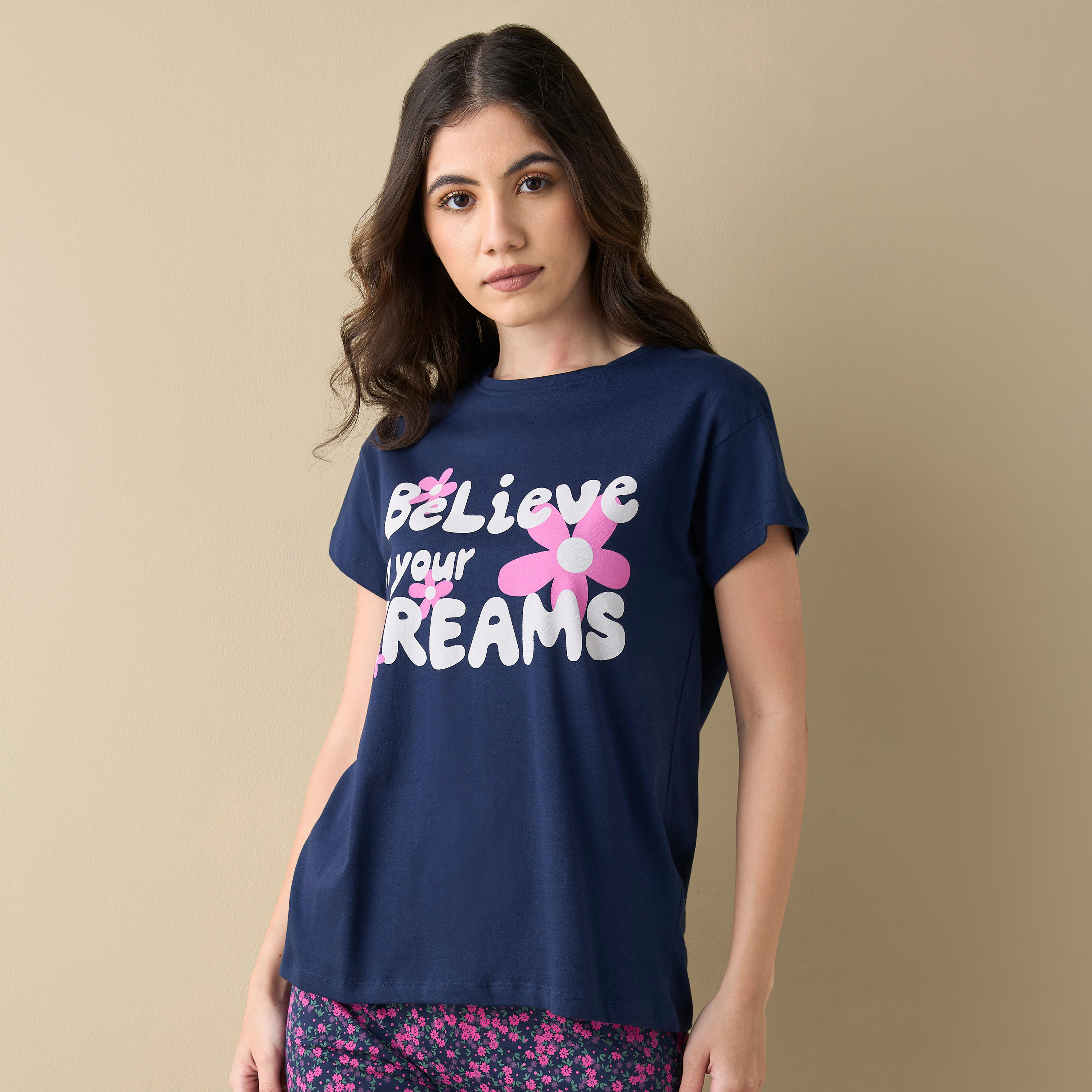 طقم بنطلون بيجاما وتيشيرت بطبعات-women-clothing-nightwear-pyjamas-longsets-image-2